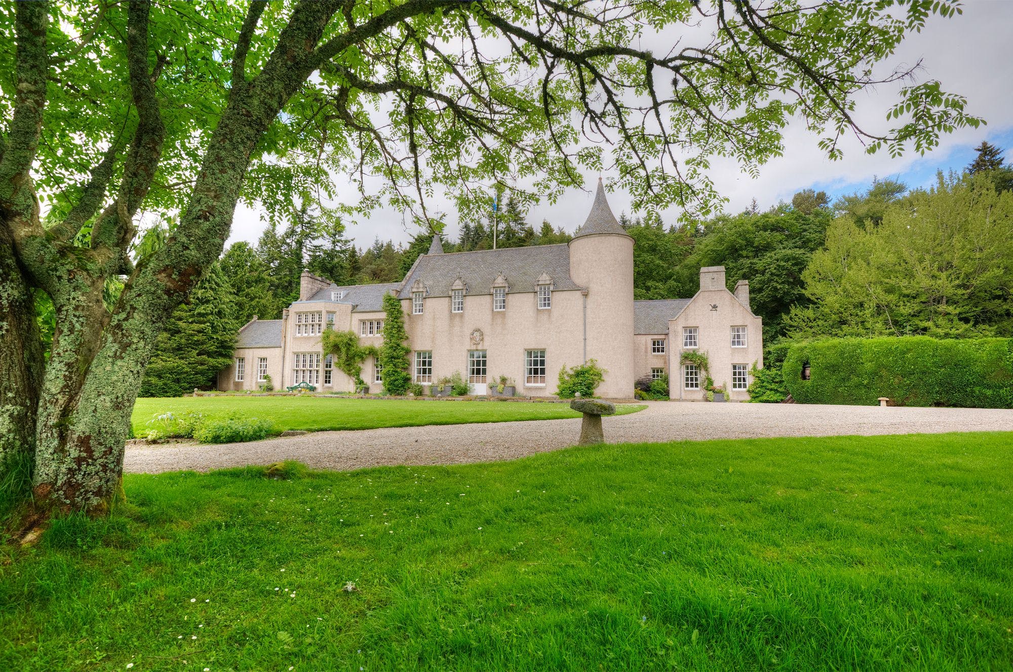 House Fyvie Aberdeenshire: Luxury 12-Bedroom Apartment for Ski Chalet Rentals, Aberdeenshire