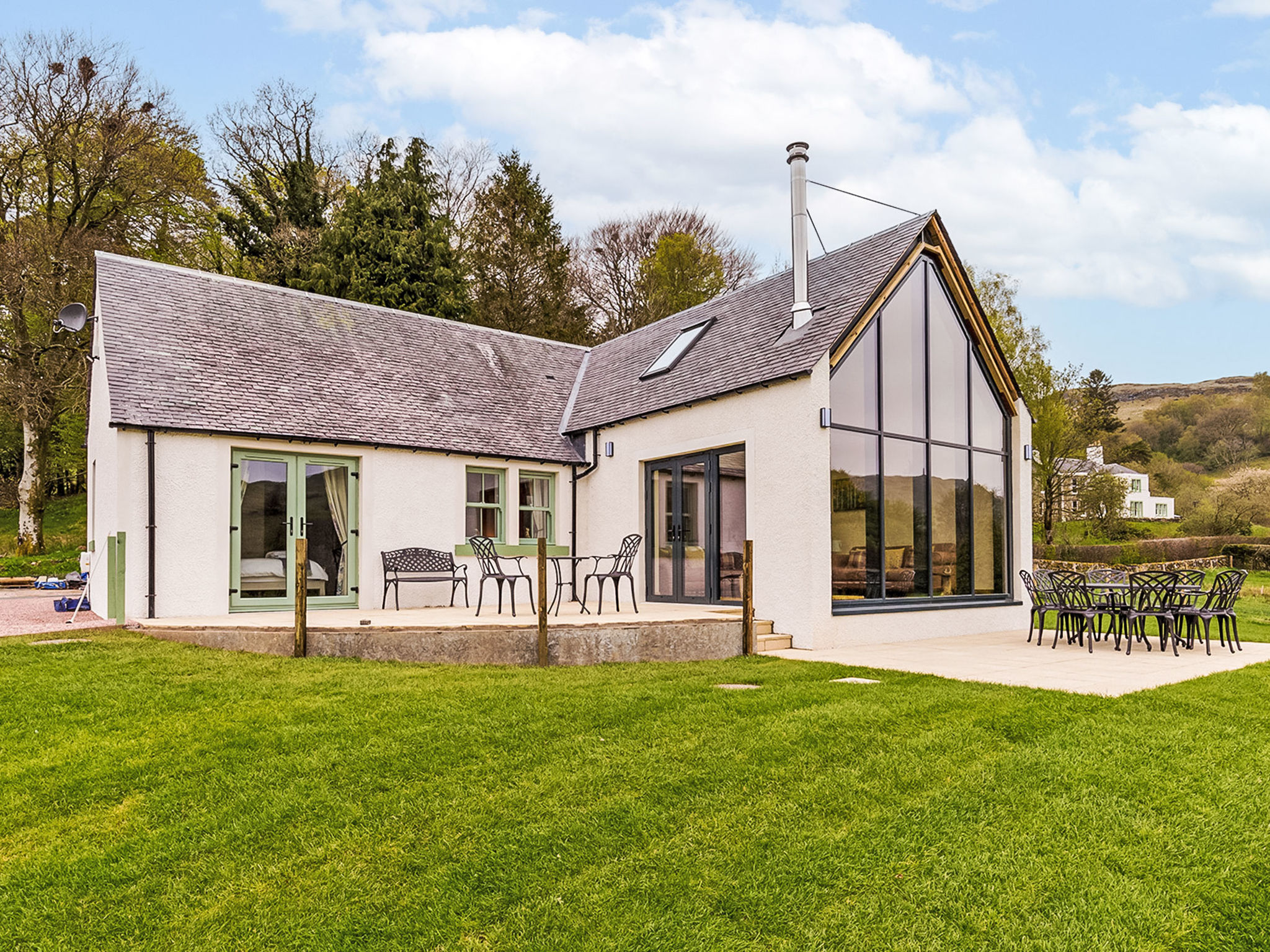 House Glenturret Ayr: Modern 4-Bedroom Scottish Cottage with Garden and EV Charging in Straiton near Ayr