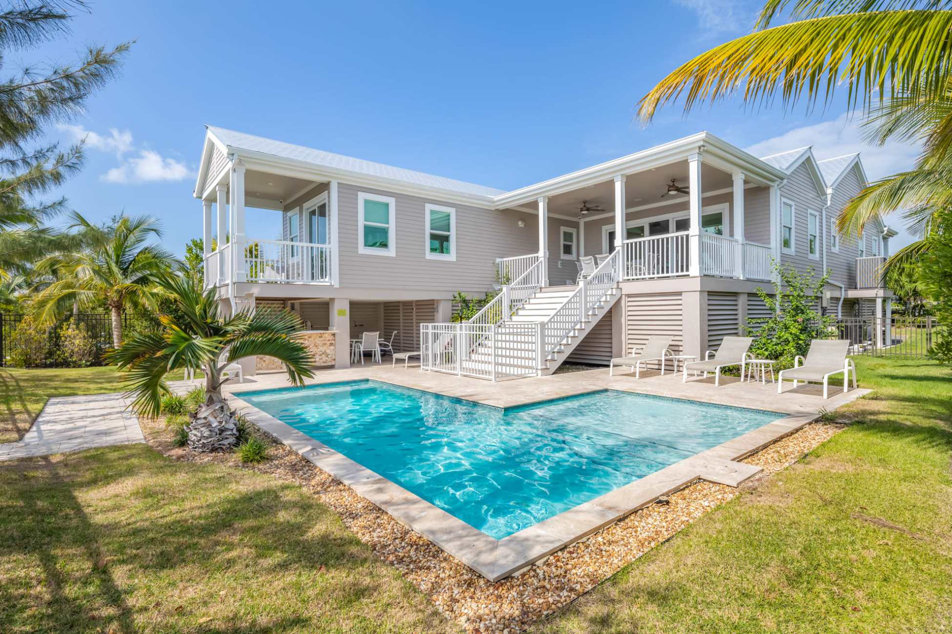 House Gumbo Limbo Marathon: Luxury 4-Bedroom Villa with Seaview and Beachfront Access, Florida Keys