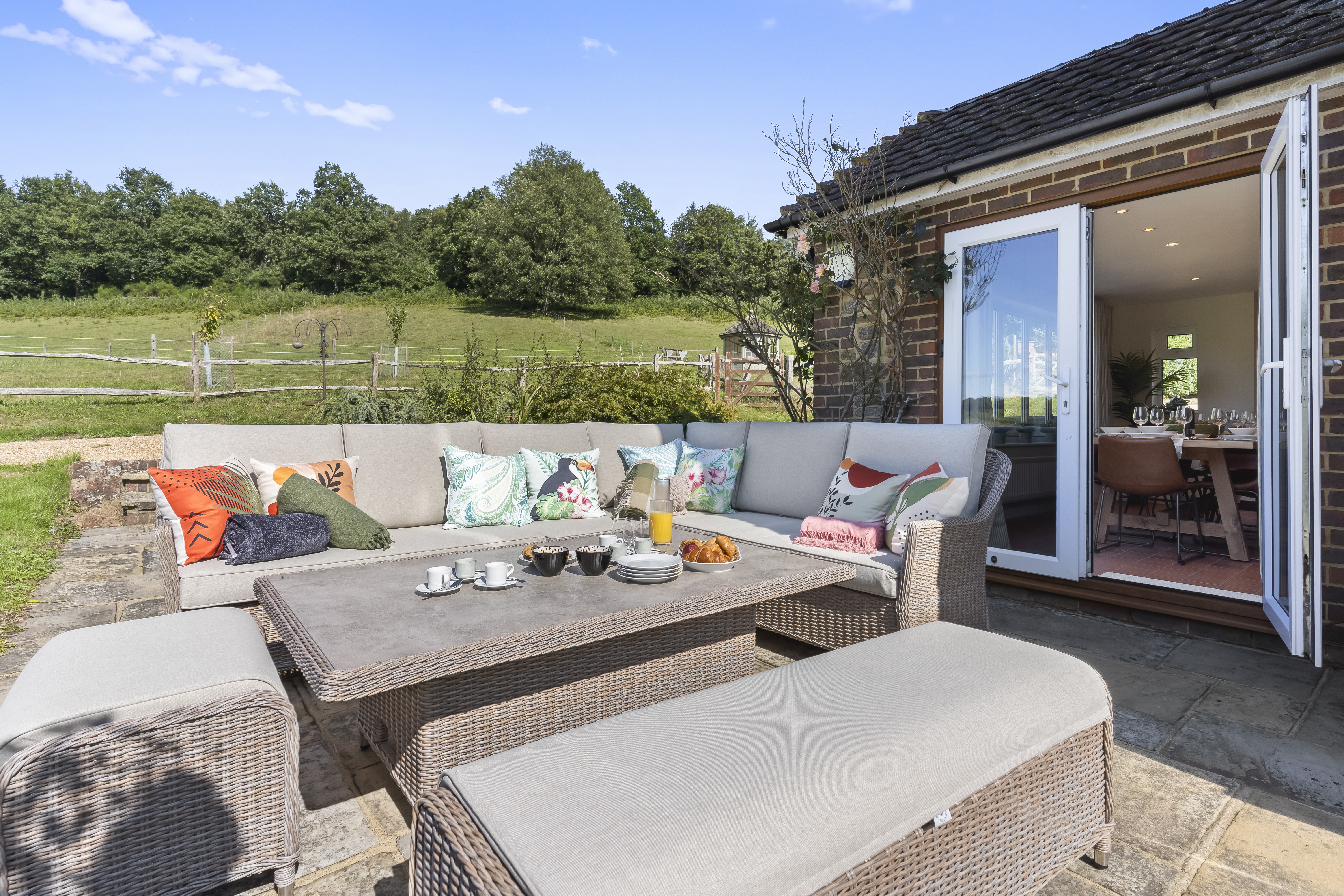 House Hascombe Surrey: 5-Bedroom Luxury Villa with Heated Pool and Tennis Court, Surrey