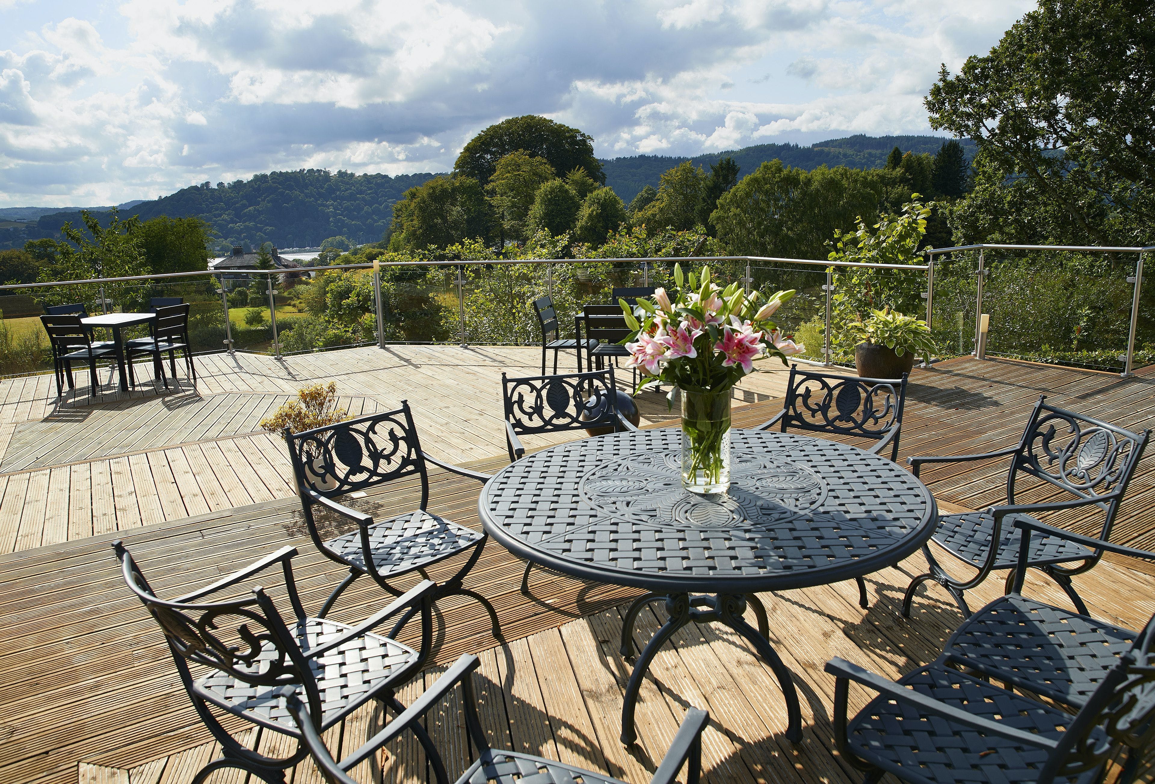 House Helvellyn Bowness: Luxury 5-Bedroom Apartment with Tennis Court, Lake District