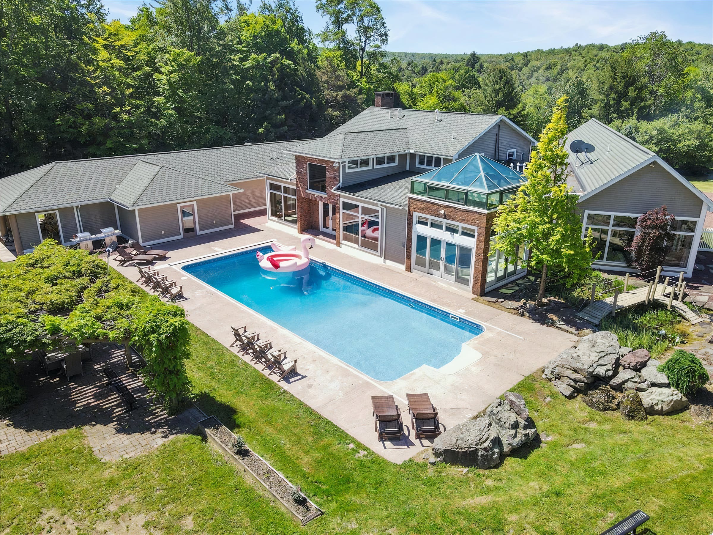 House Hemlock Poconos: Luxury 4-Bedroom Ski Chalet with Sauna and Hot Tub, Monroe County