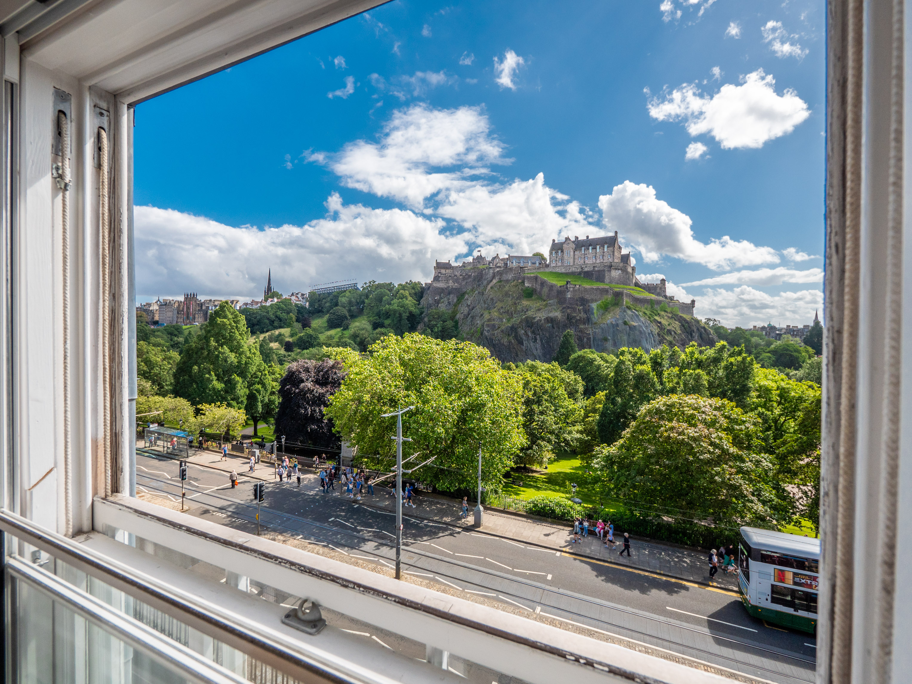 House Heriot New Town: Charming 1-Bedroom Apartment Rental with Castle Views, New Town Edinburgh