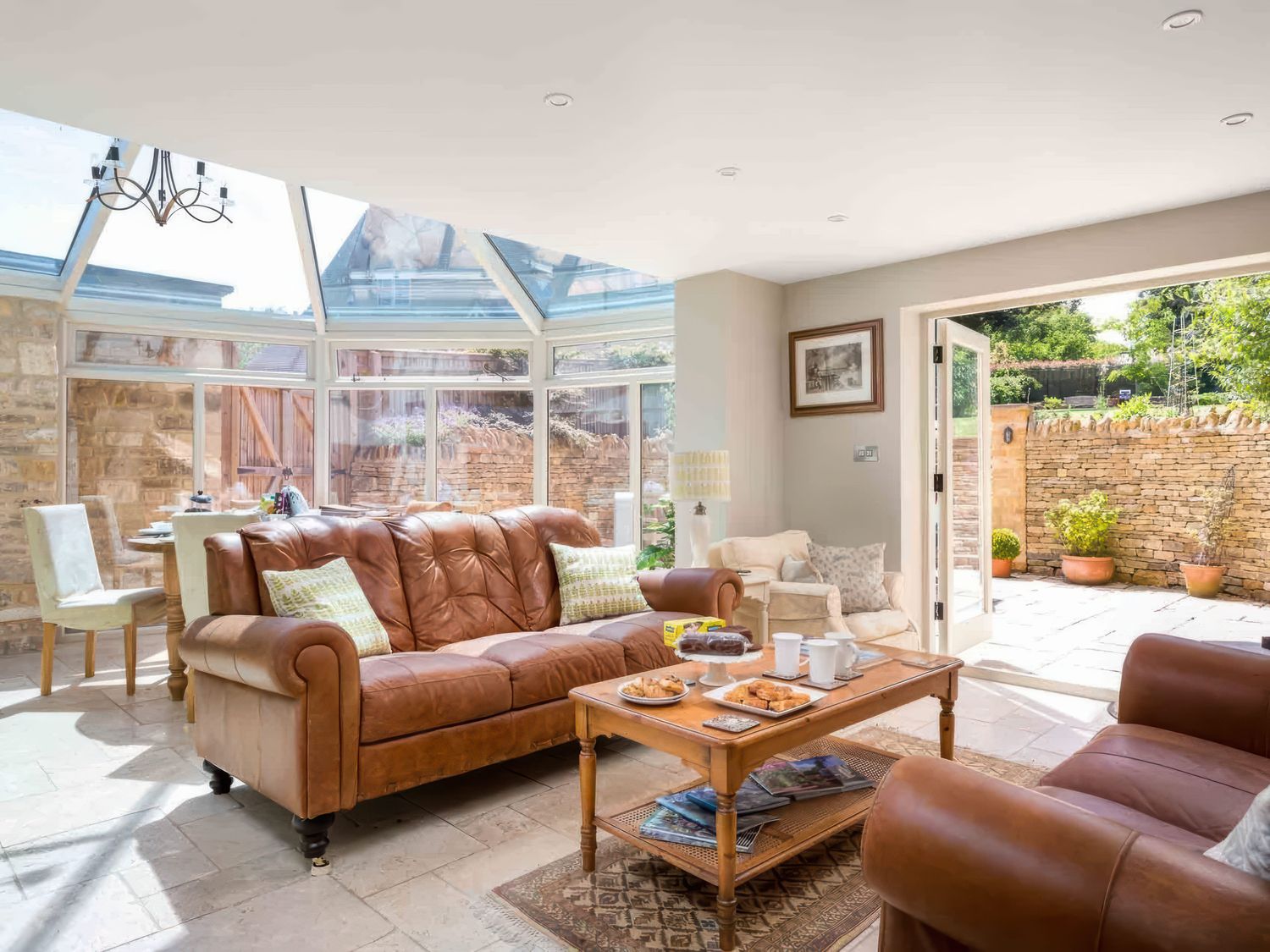 House Hidcote Chipping: Charming 3-Bedroom Holiday Cottage with Enclosed Garden, Gloucestershire