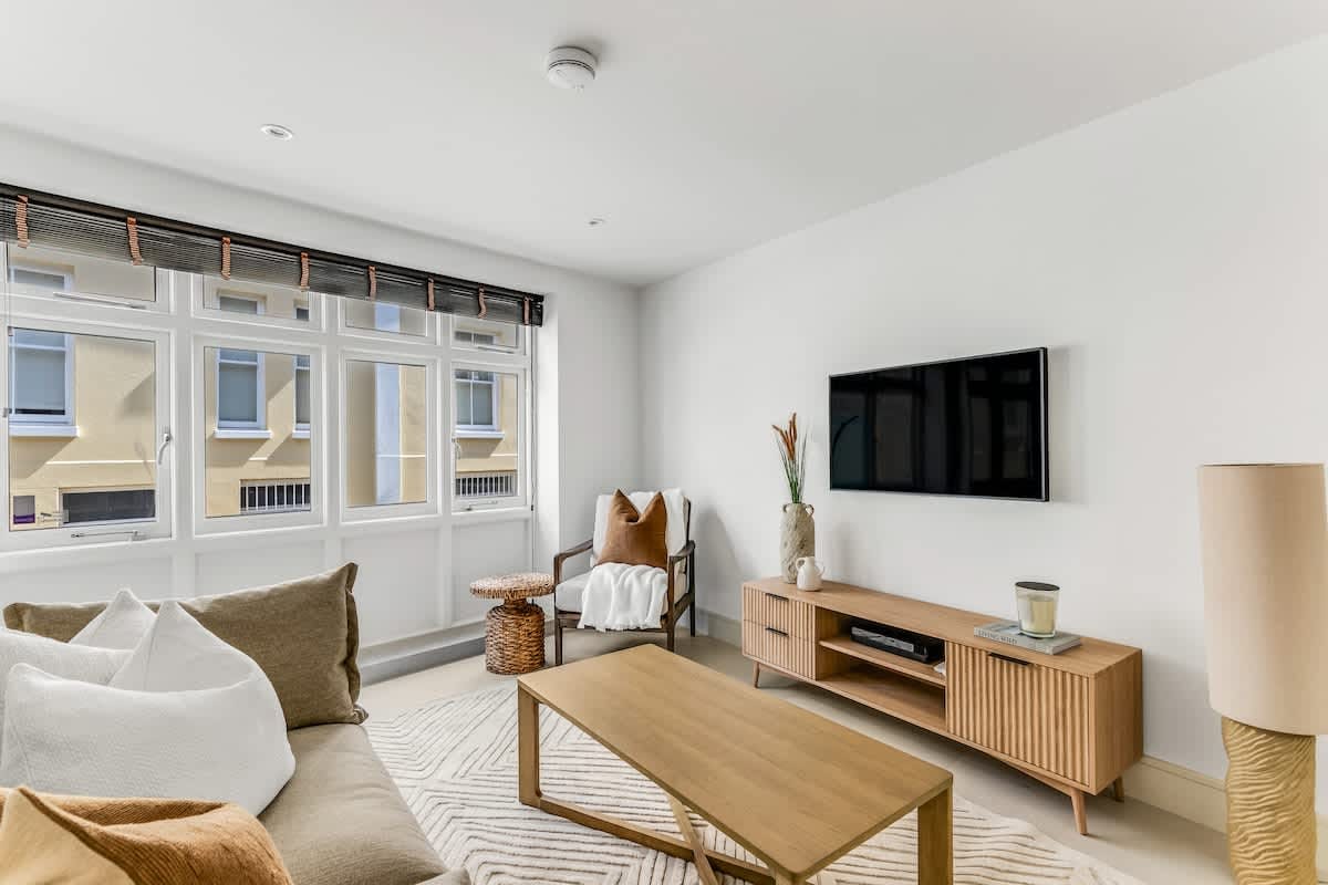 House Hollandia Holland Park: Luxury 2-Bedroom Family-Friendly House Rental in Holland Park London