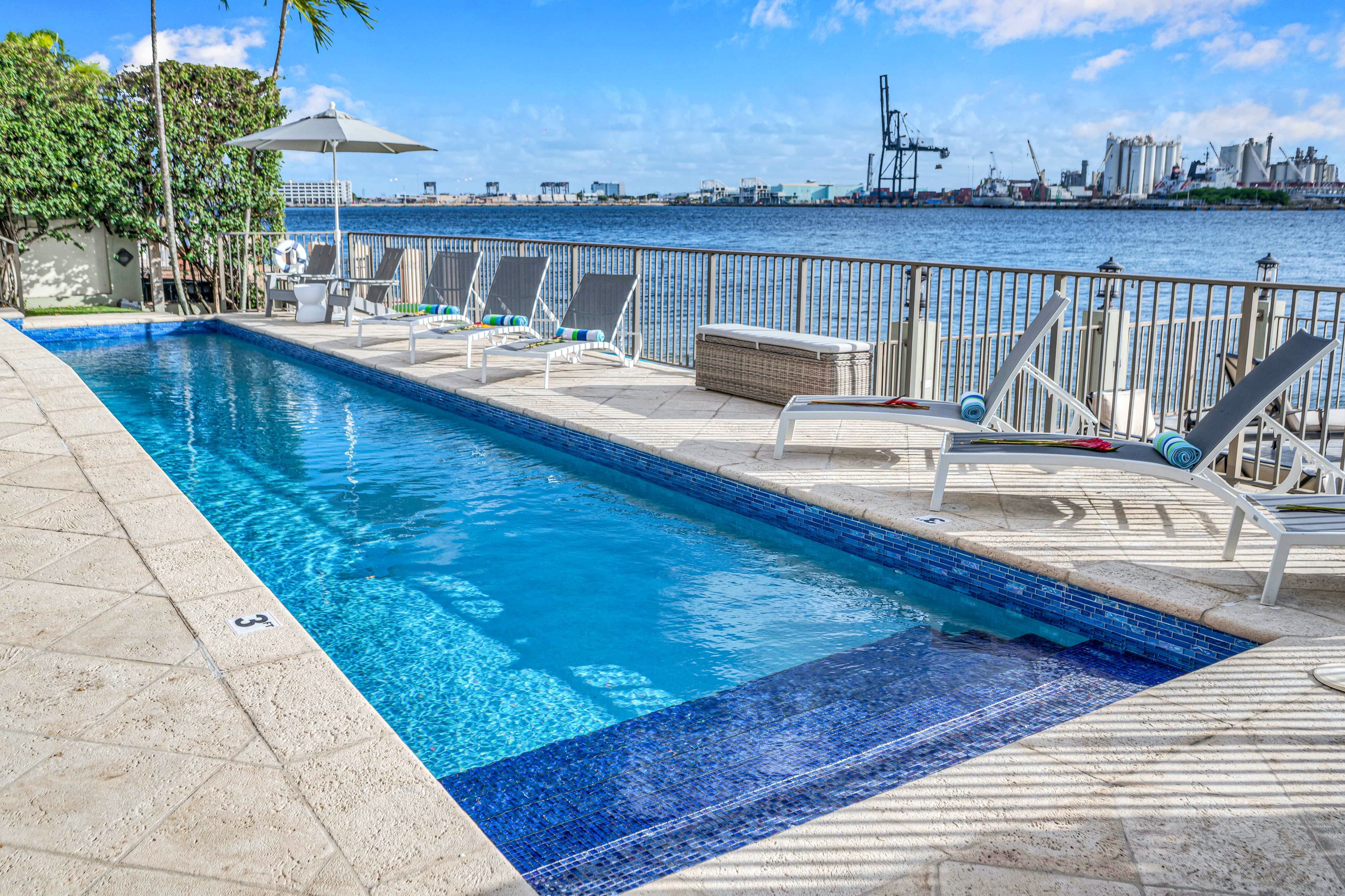 House Inlet Harbor: Luxury 6-Bedroom Apartment with Private Beach Access, Harbor Beach