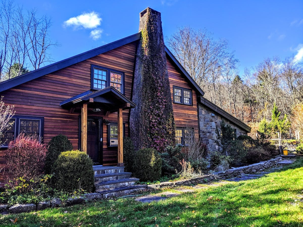House Kaaterskill Woodstock: Charming 3-Bedroom House with Summer Pool and Woodland Views, Woodstock