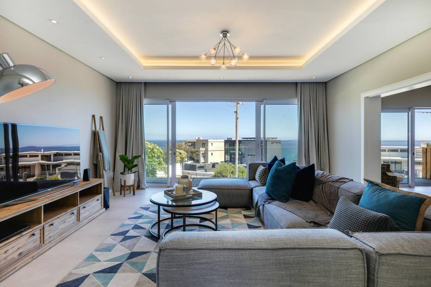 House Kasteelspoort Bakoven: Spacious 5-Bedroom Apartment with Stunning Seaviews, Bakoven