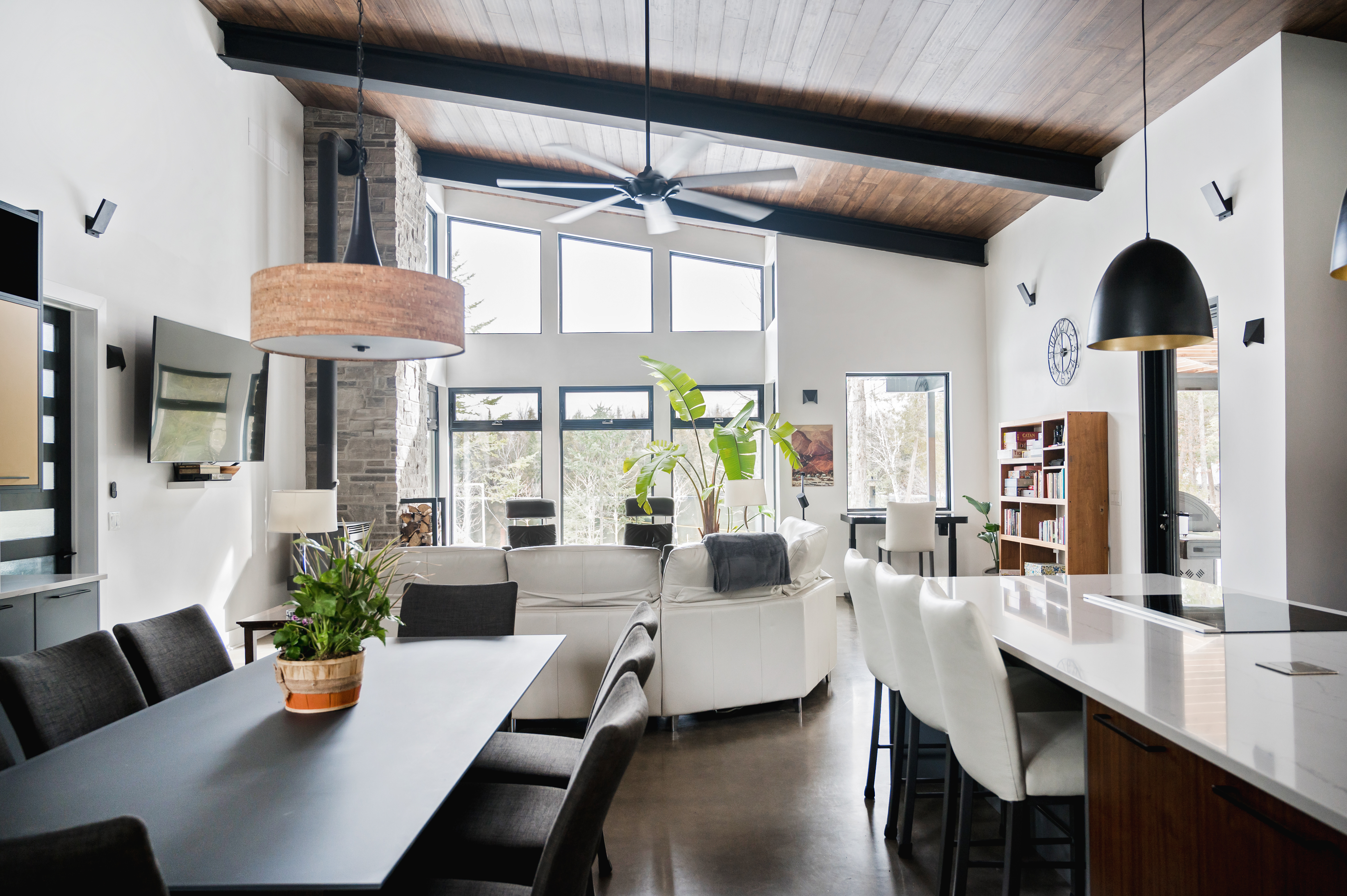 House Kawartha Lakefield: Elegant 3-Bedroom House with Hot Tub and Lake Access, Peterborough County