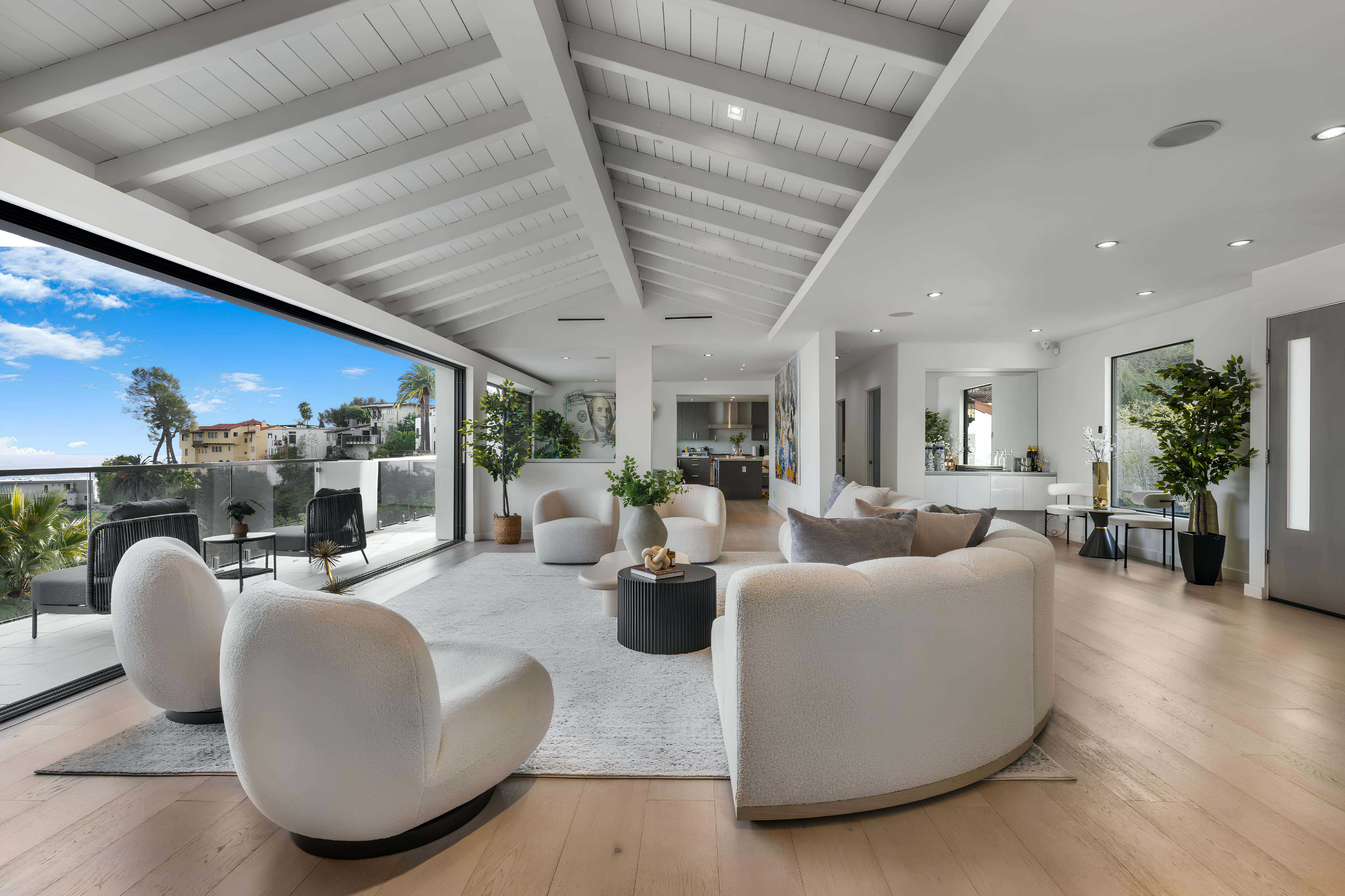 Villa Levante Beachwood Hollywood Hills: Luxury 4-Bedroom House with Pool and Hot Tub, Hollywood Hills