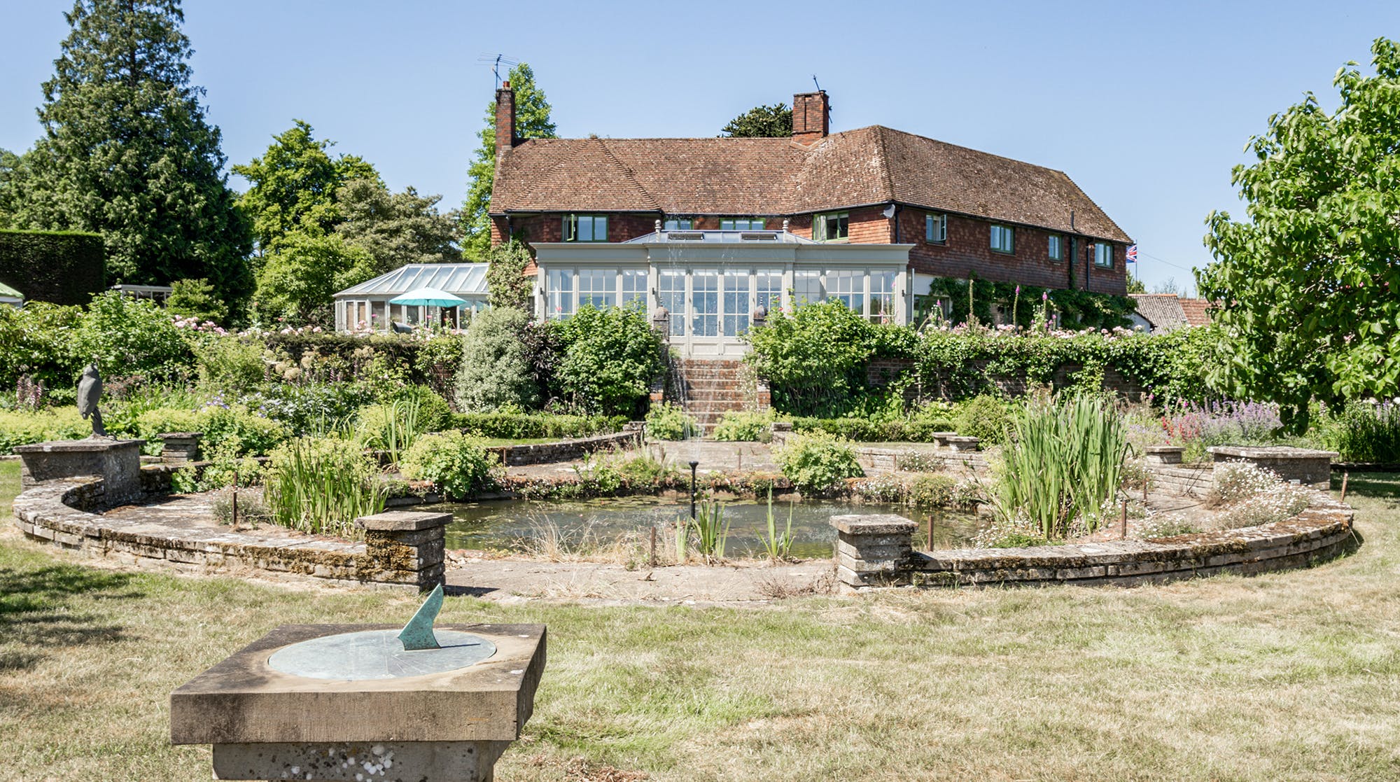 House Leith Hill Surrey: Spacious 5-Bedroom House with Pool and Tennis Court, Surrey Hills