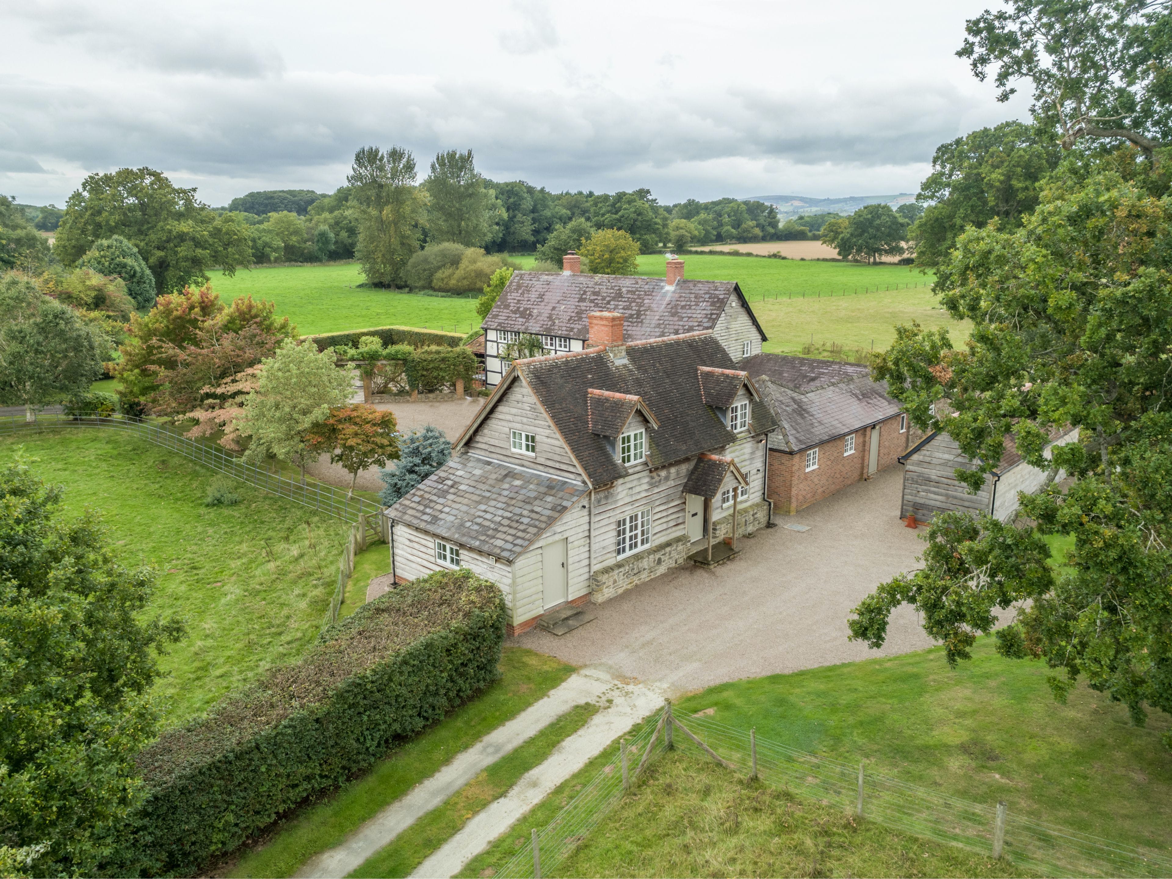 House Lugg Herefordshire: Spacious 7-Bedroom House with Hot Tub and Tennis Court, Powys
