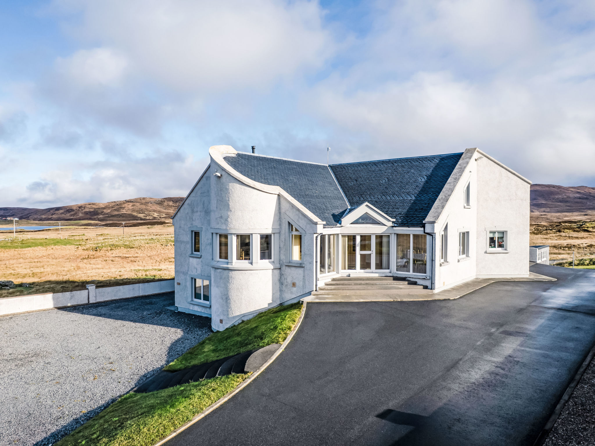 House Machair Uist: Spectacular 7-Bedroom Highland House with Hot Tub Sauna and Beach Access for Large Groups