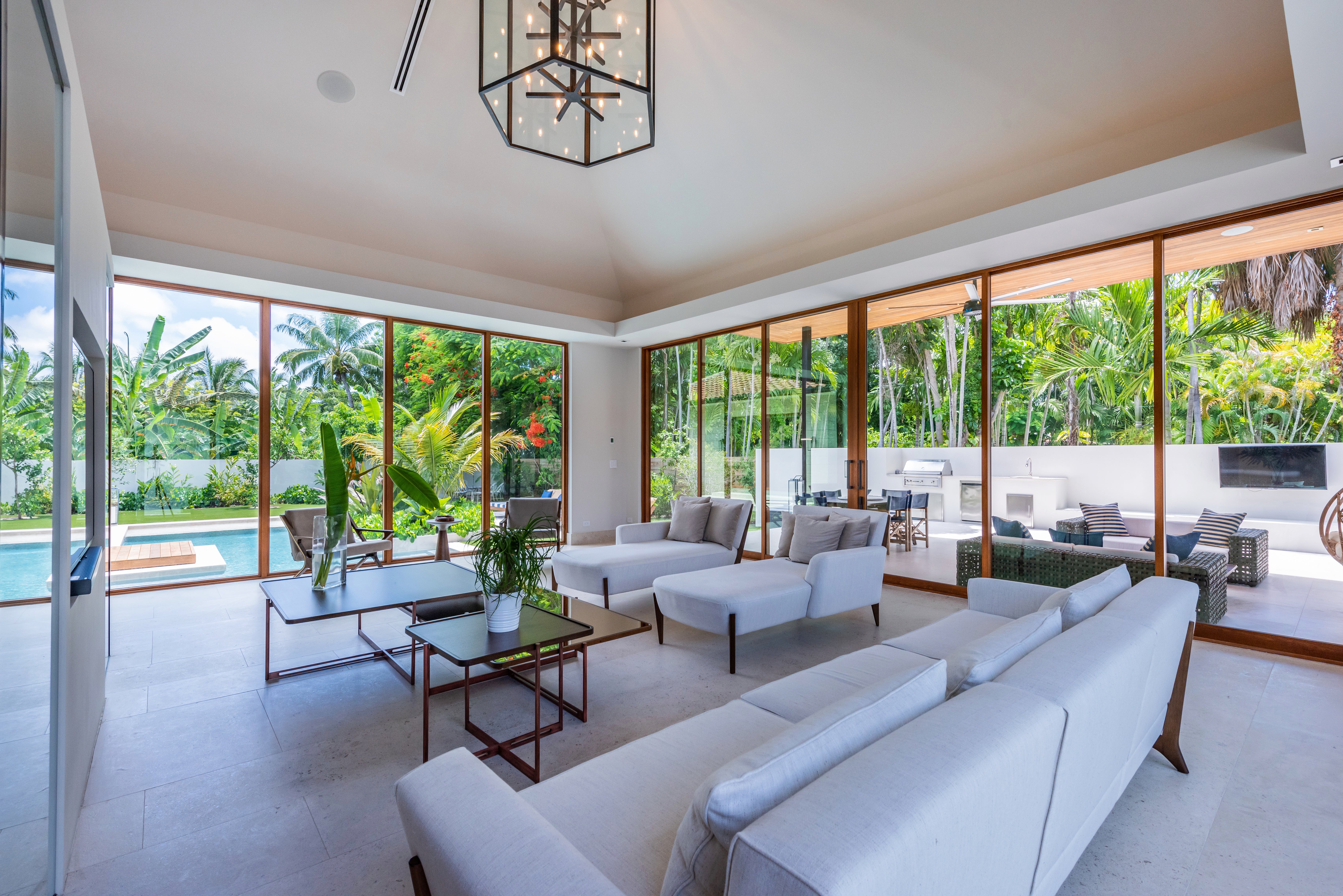 House Mahogany Miami Miami: Luxury 6-Bedroom Apartment with Seaview and Pool, Miami