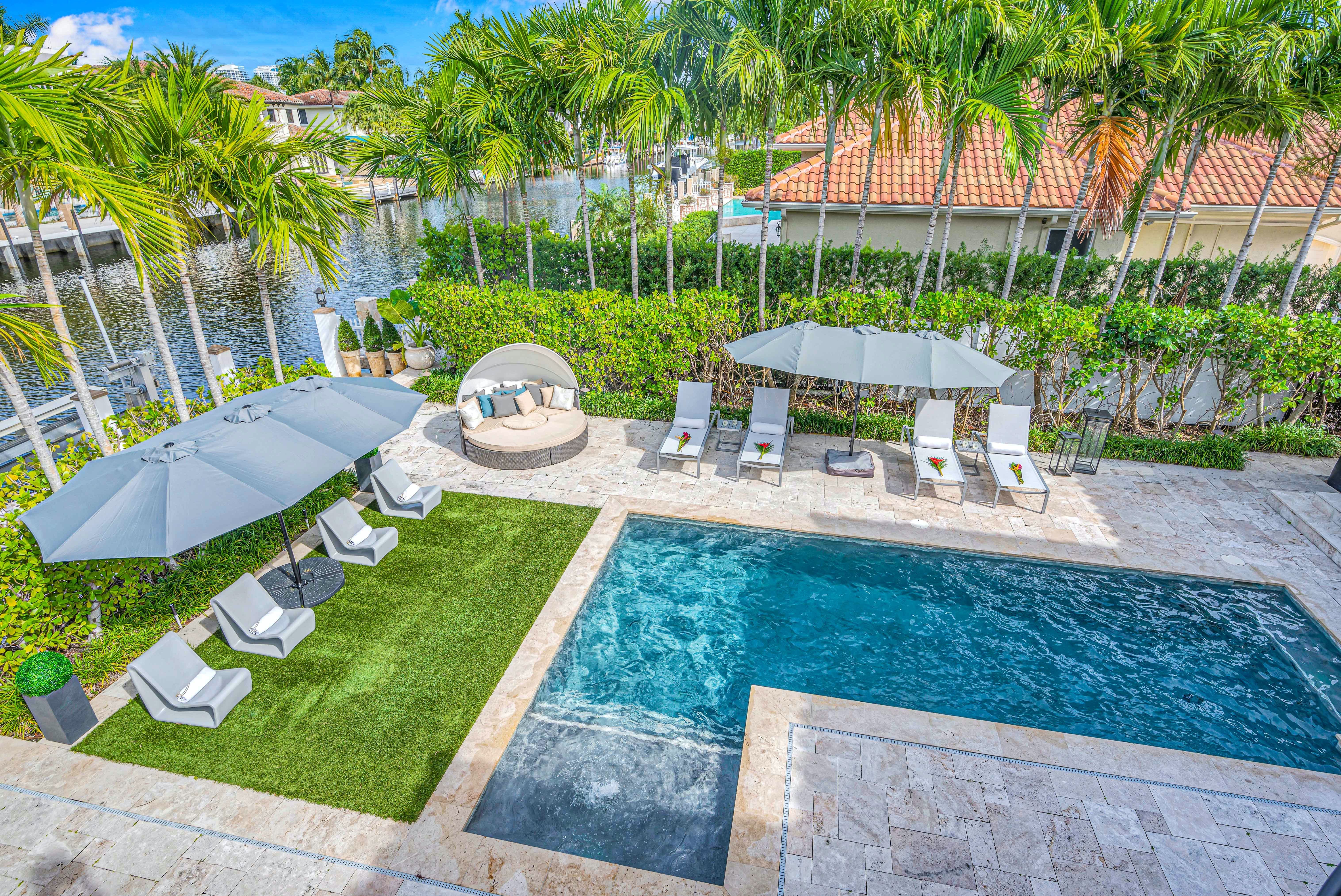 House Mangrove Isles: Spacious 6-Bedroom Luxury Apartment with Seaview and Pool, Las Olas Isles