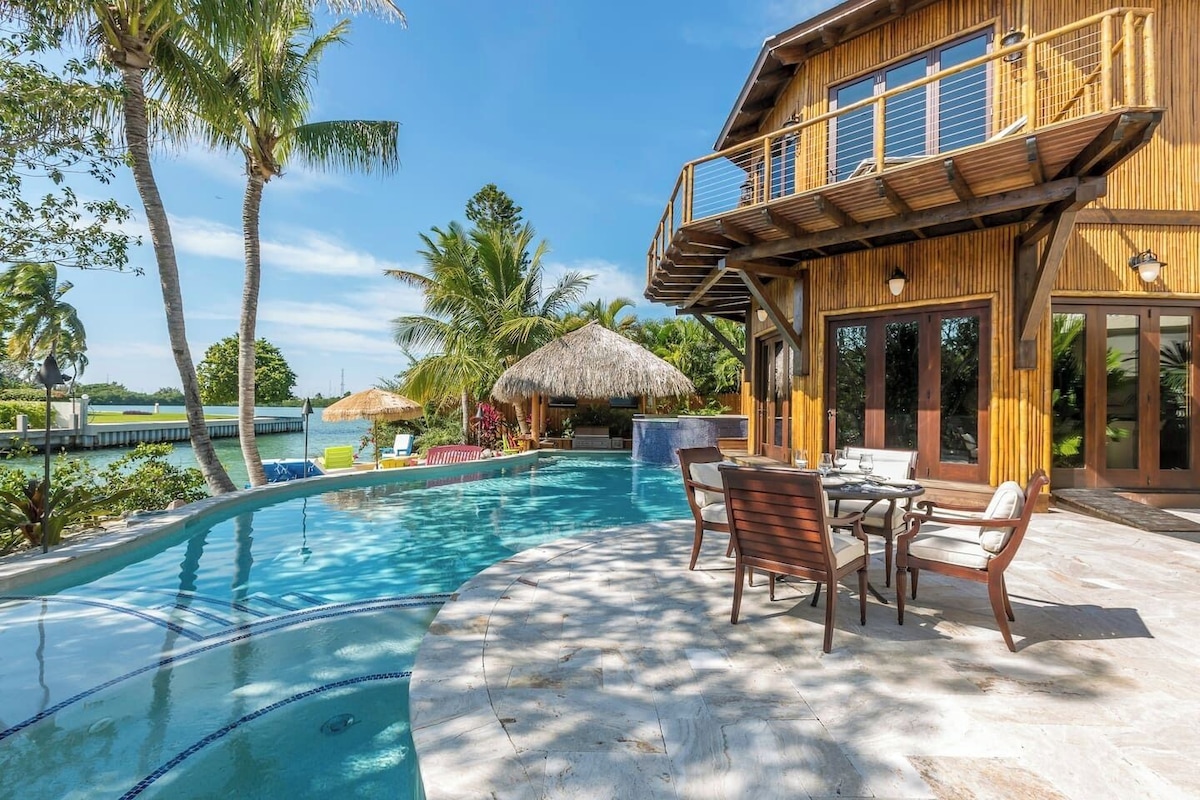 House Mangrove Marathon: Lavish 7-Bedroom Apartment with Beachfront Access, Monroe County