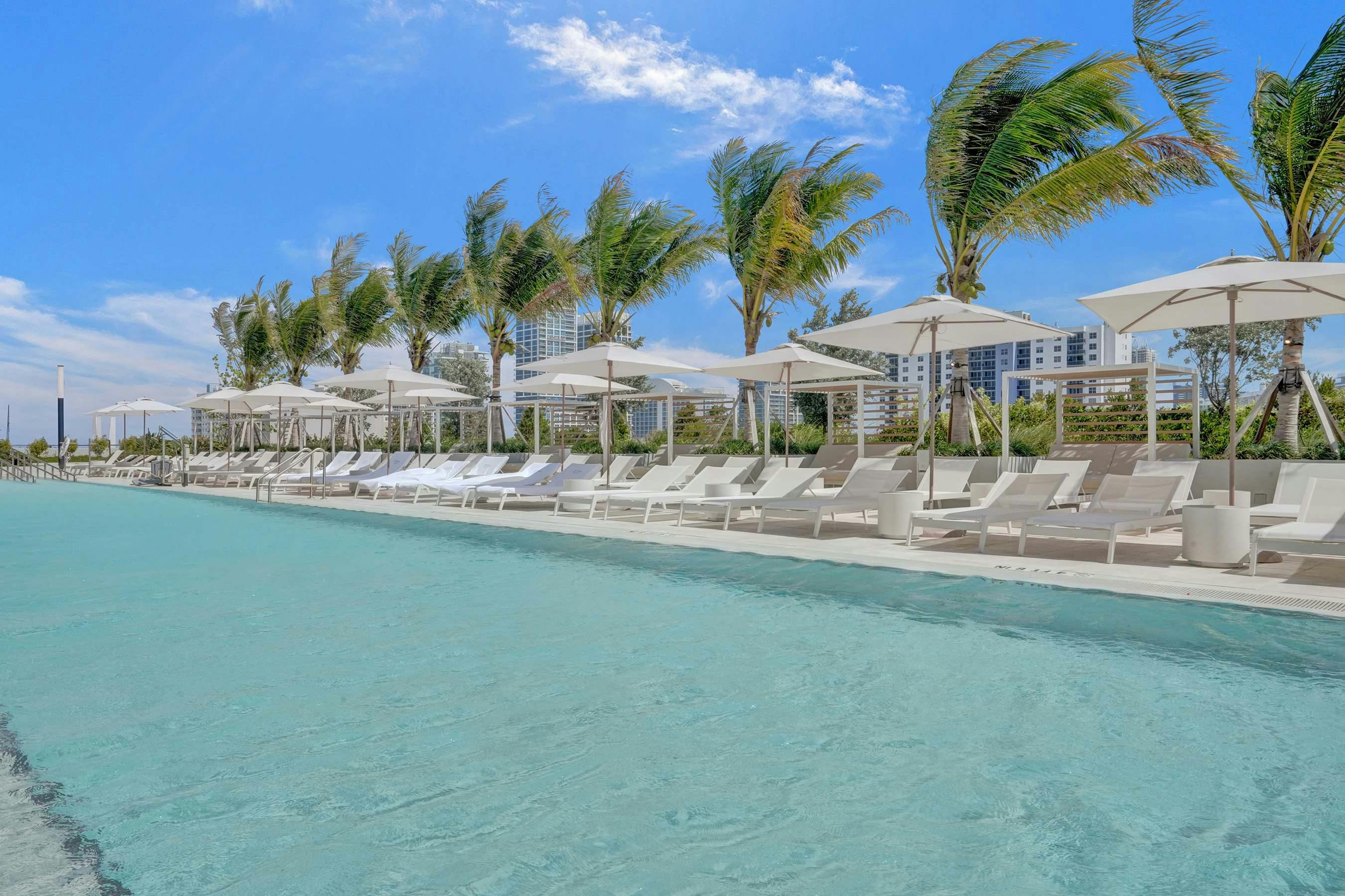 House Mangrove Surfside: Luxury 2-Bedroom Apartment with Gym and Seaview, Surfside