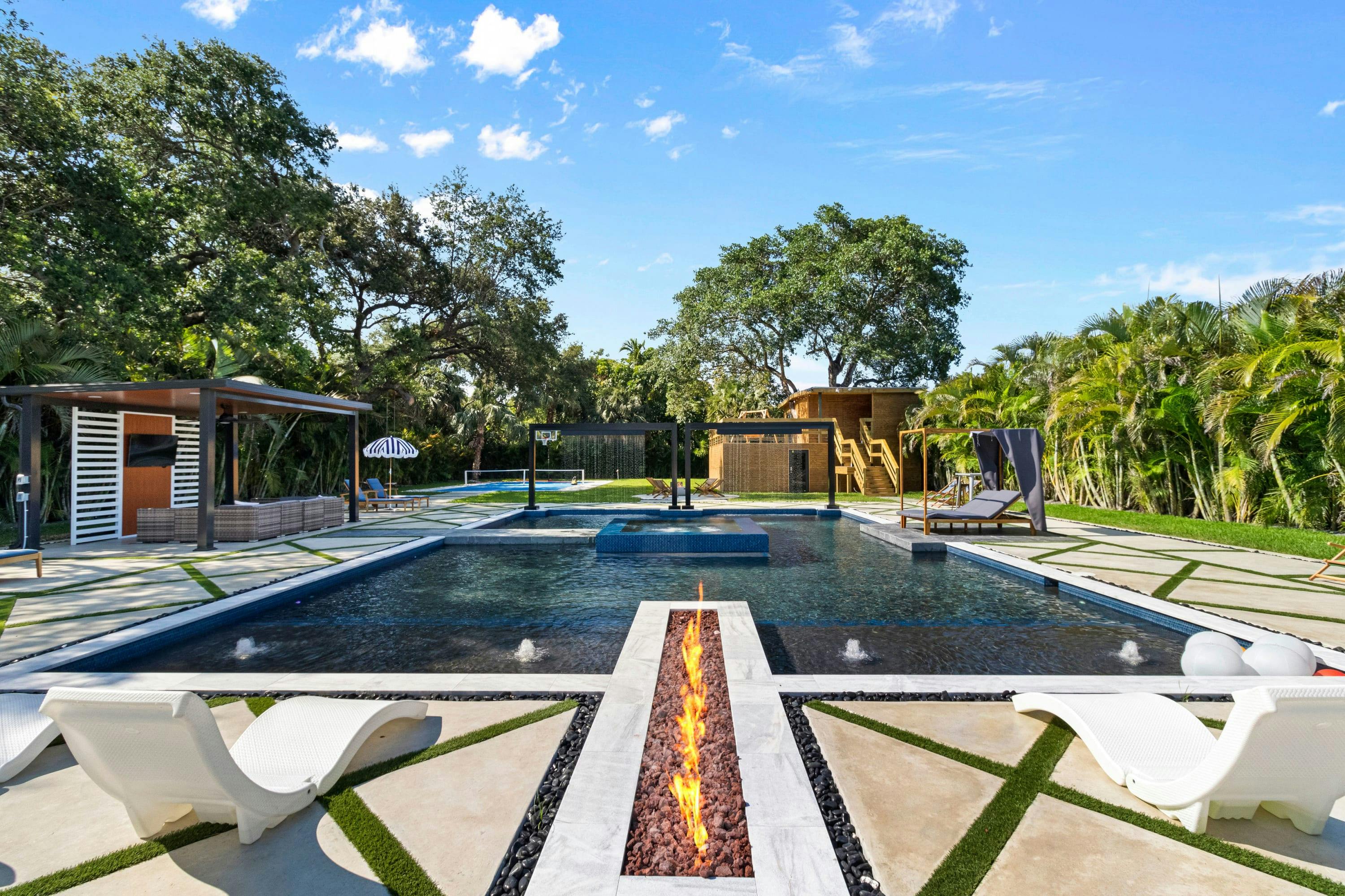 Villa Aurore Bal Harbour Surfside: Luxury 6-Bedroom Villa with Pool and Seaviews, Surfside
