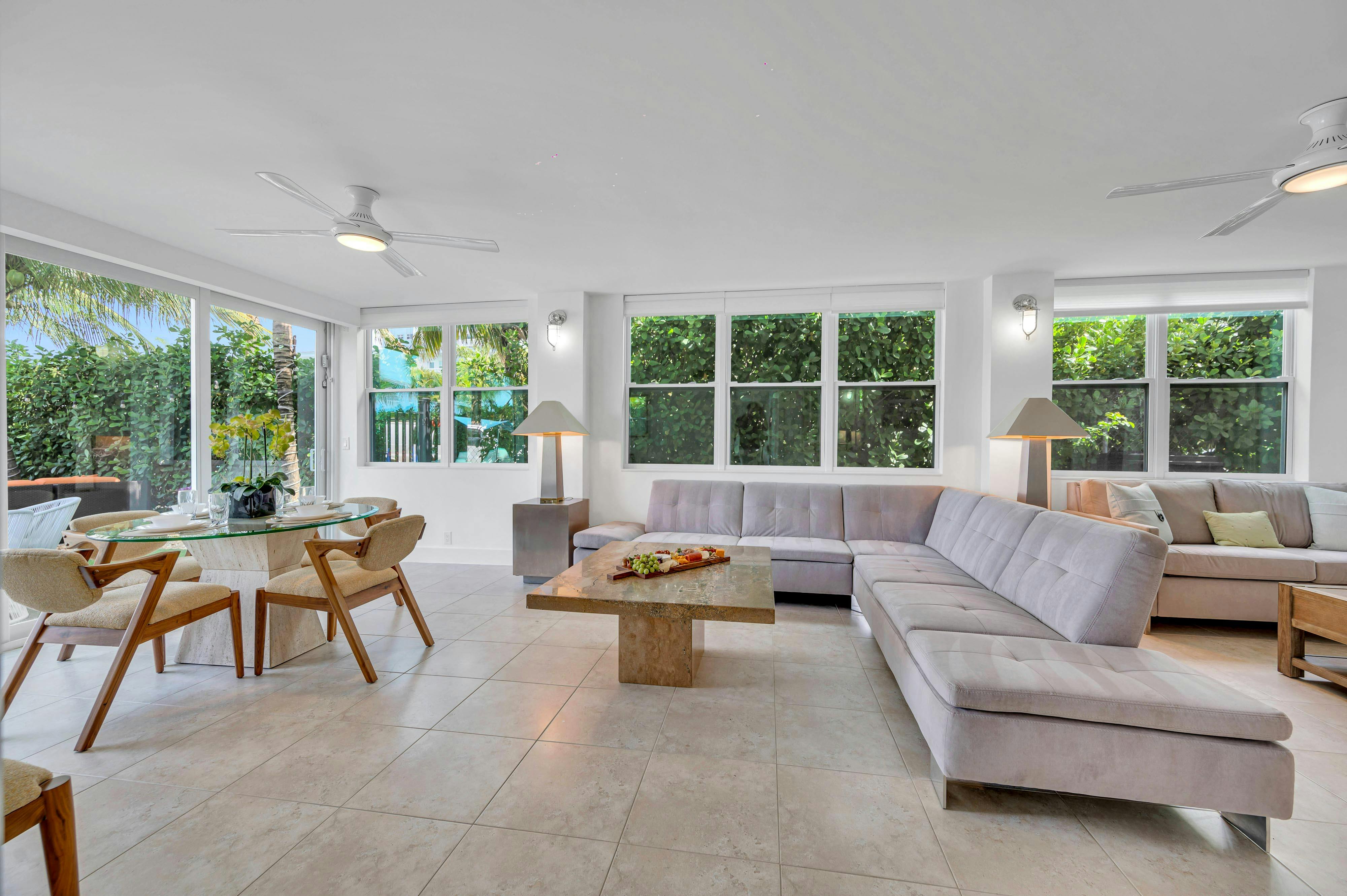 House Mayan Fort Lauderdale: Elegant 3-Bedroom Apartment with Lake Views and Pool, Fort Lauderdale