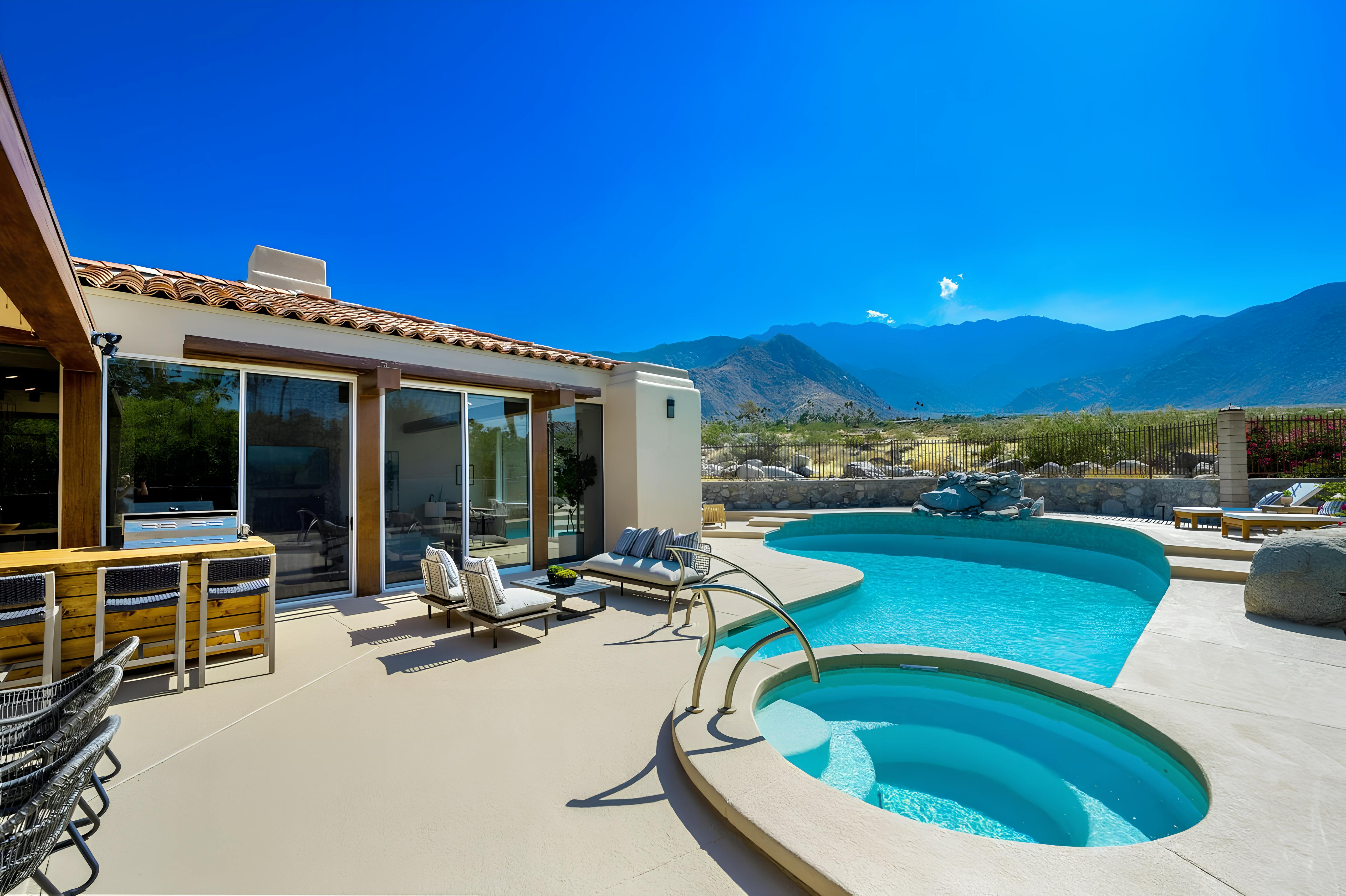 House Mesquite Springs: Luxury 4-Bedroom House with Hot Tub and Pool, Palm Springs