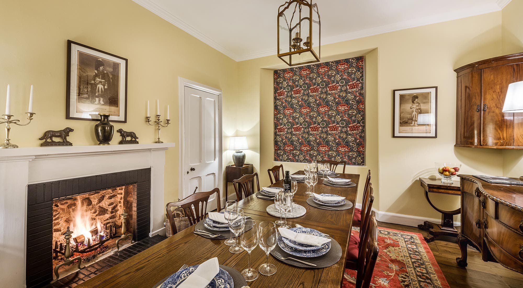 House Ness Inverness: Elegant 6-Bedroom House with Lake Views, Inverness