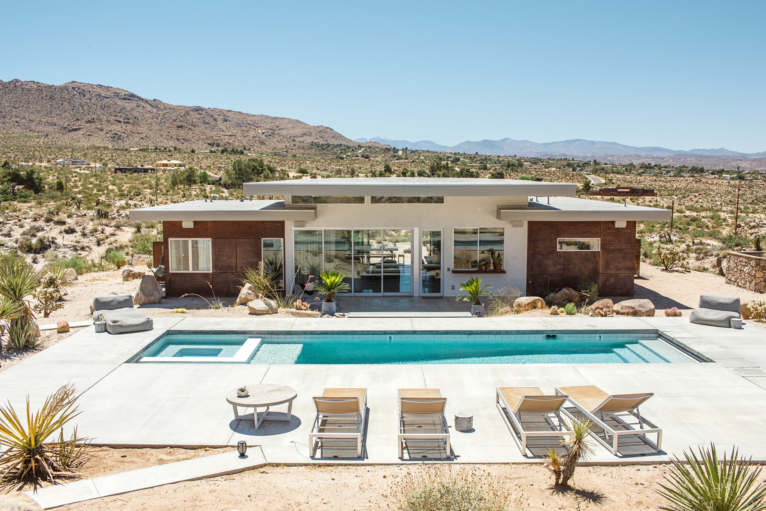 House Ocotillo Joshua: Luxury 3-Bedroom Villa with Pool and Hot Tub, Joshua Tree