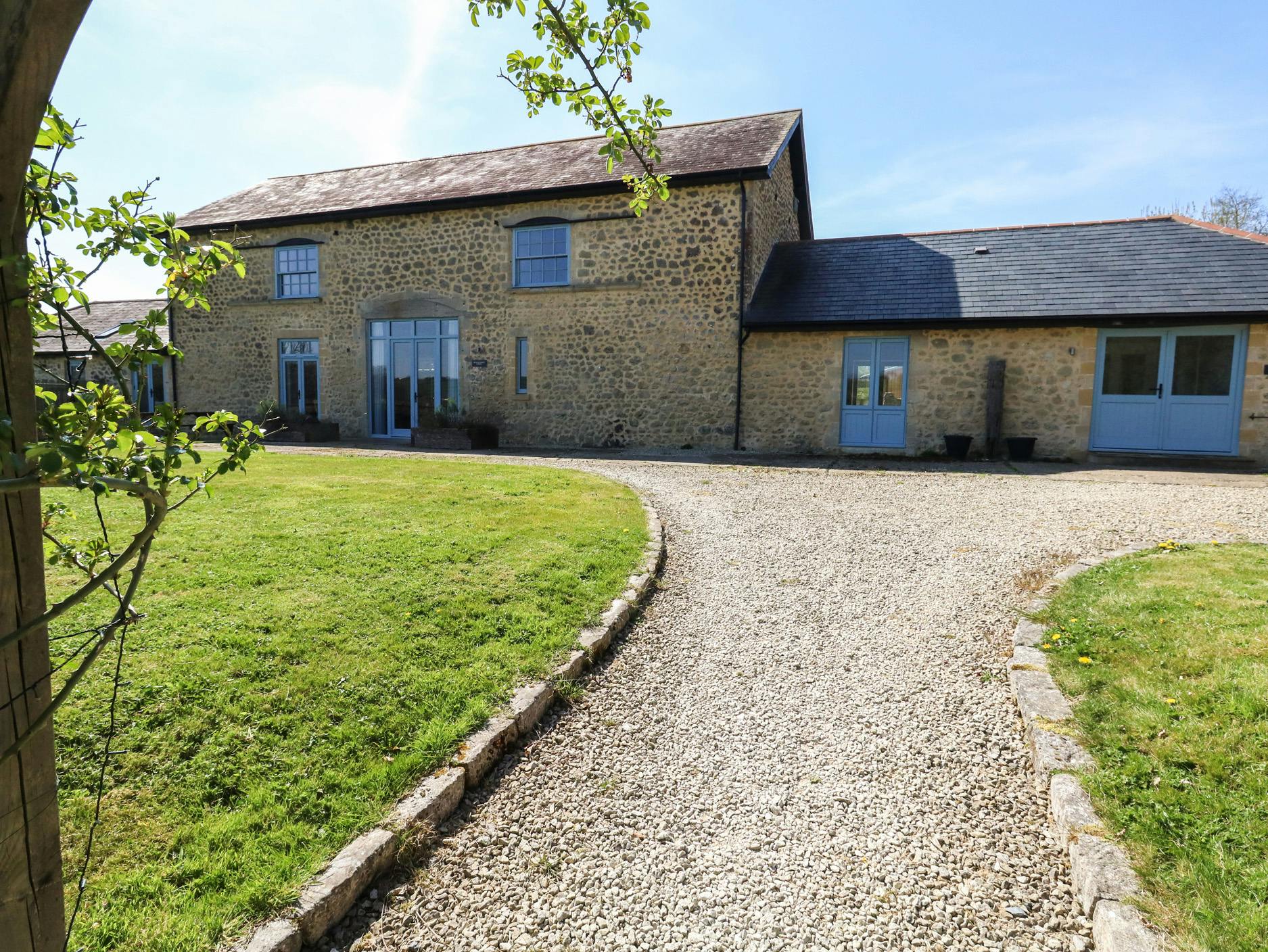 House Pilsdon Bridport: Spacious 10-Bedroom Holiday Cottage with Countryside Views, Dorset