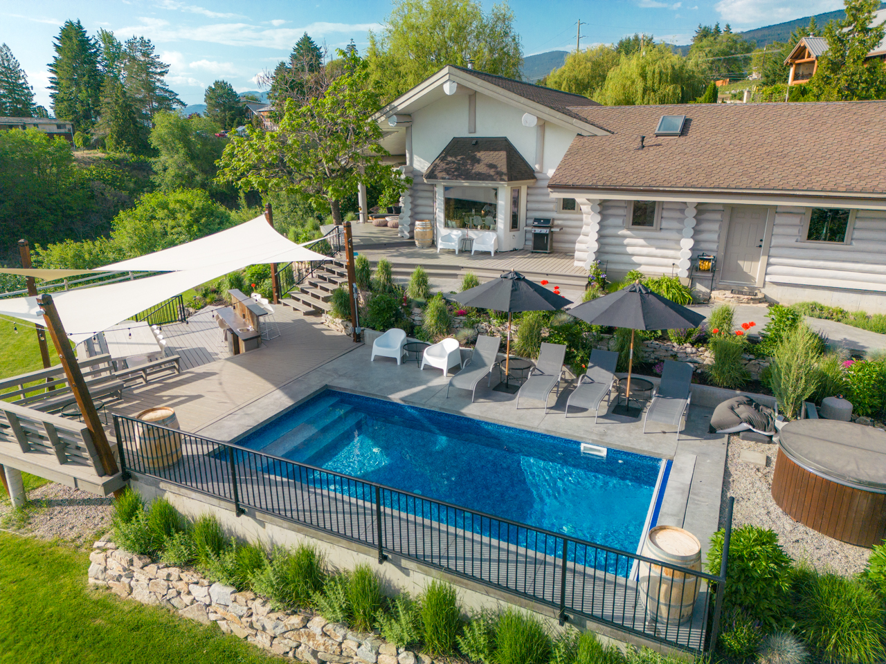 House Ponderosa Naramata: Luxury 5-Bedroom Villa with Pool and Lake Views, Regional District of Okanagan-Similkameen