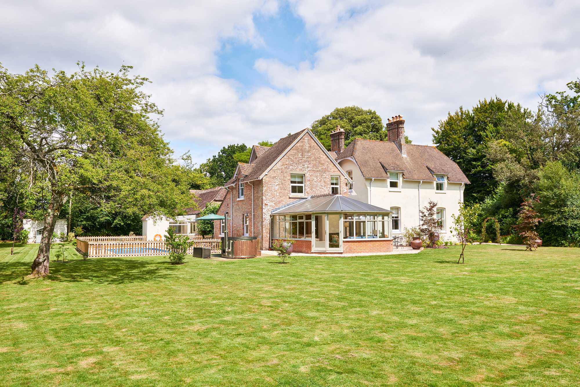 House Purbeck Wareham: Luxury 8-Bedroom House with Heated Pool and Hot Tub, Dorset