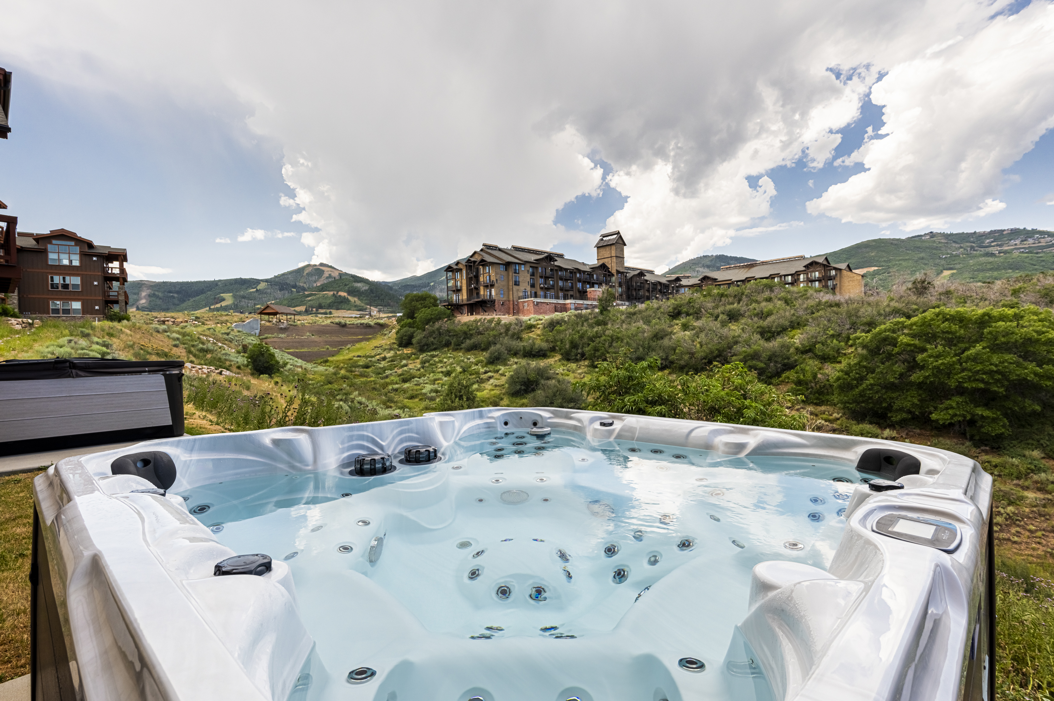 House Quaking ParkCity: Spacious 5-Bedroom Ski Chalet with Hot Tub, Park City