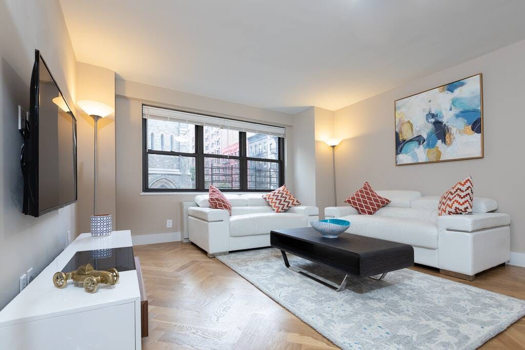 House Ruppert Yorkville: Elegant 3-Bedroom Apartment with Shared Pool, Yorkville