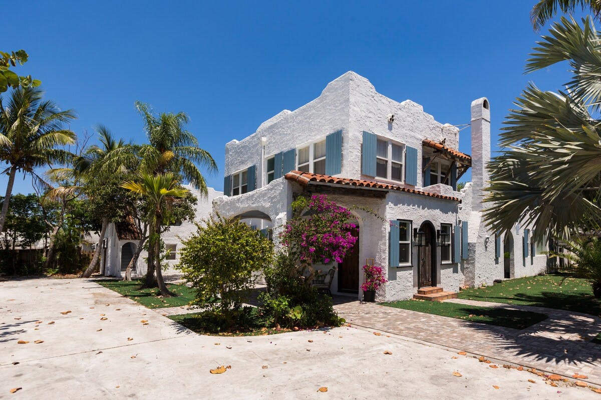 House Sabal PalmBeach: Spacious 7-Bedroom Luxury Apartment with Gardens, Palm Beach