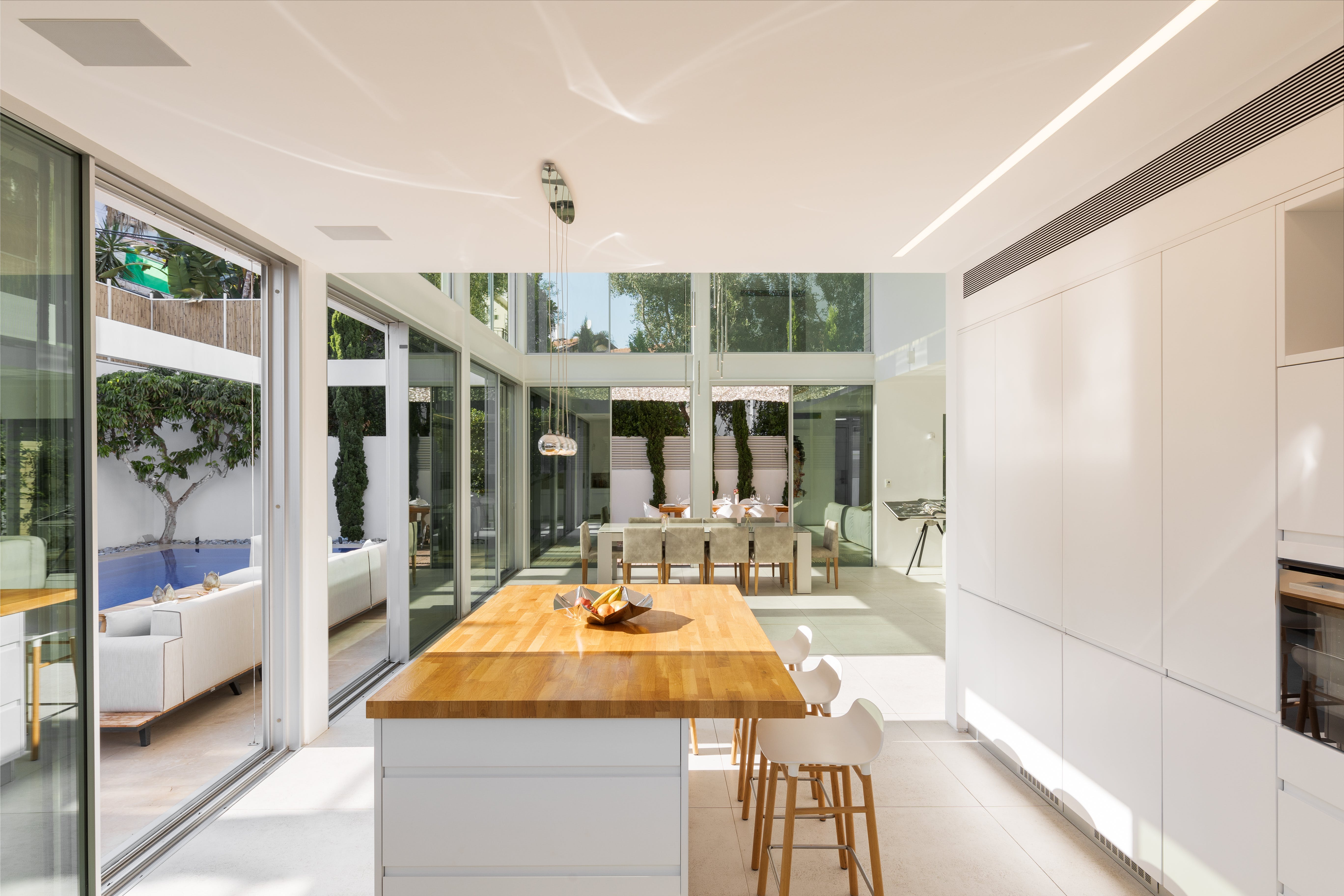 House Sabra Tel Aviv: Spacious 6-Bedroom Apartment with Seaview and Pool, Tel Aviv