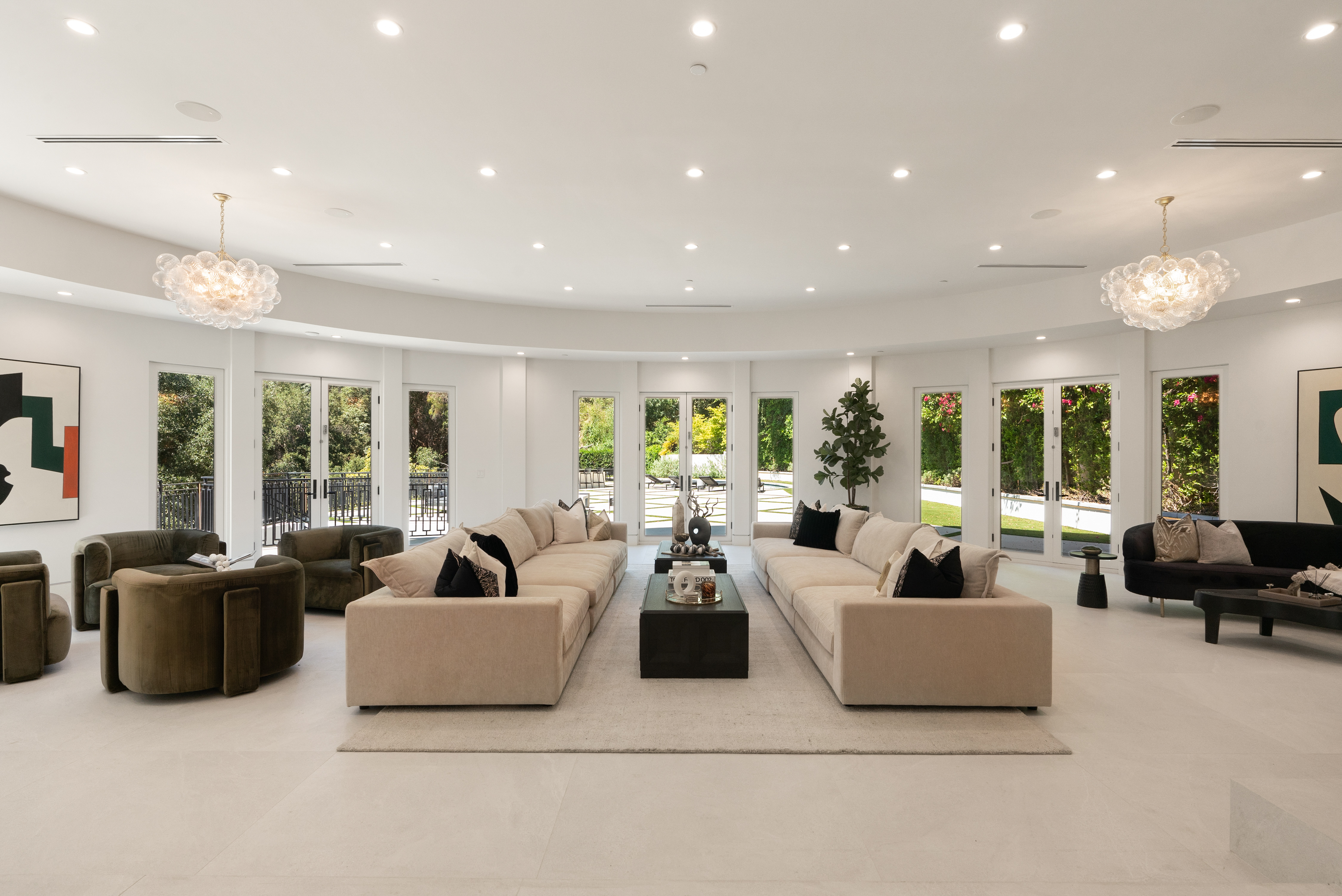 House Santa Monica Brentwood: Spacious 7-Bedroom Luxury Apartment with Pool, Brentwood