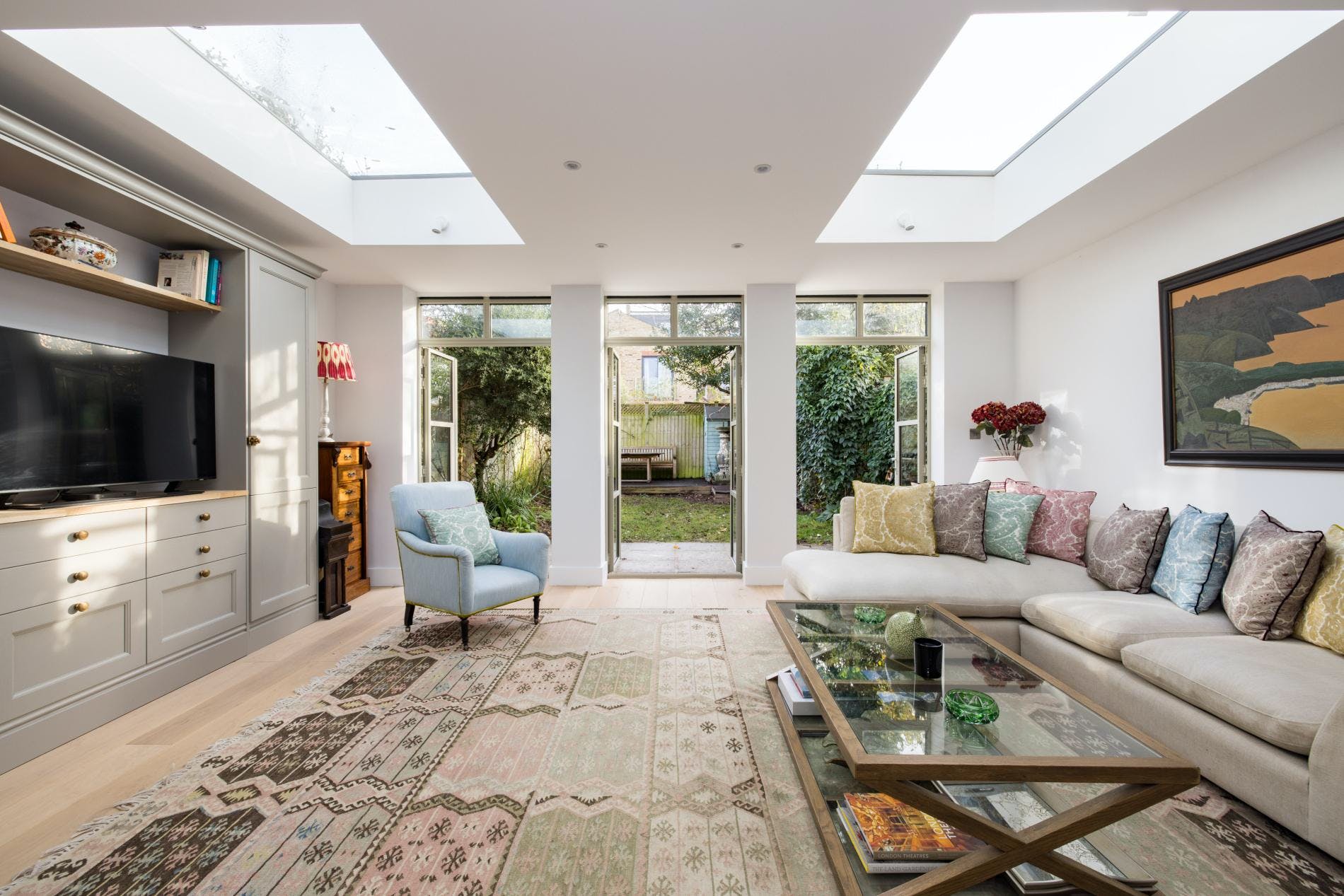 House Thames Barnes: Chic 4-Bedroom Townhouse with Family-Friendly Features, Barnes