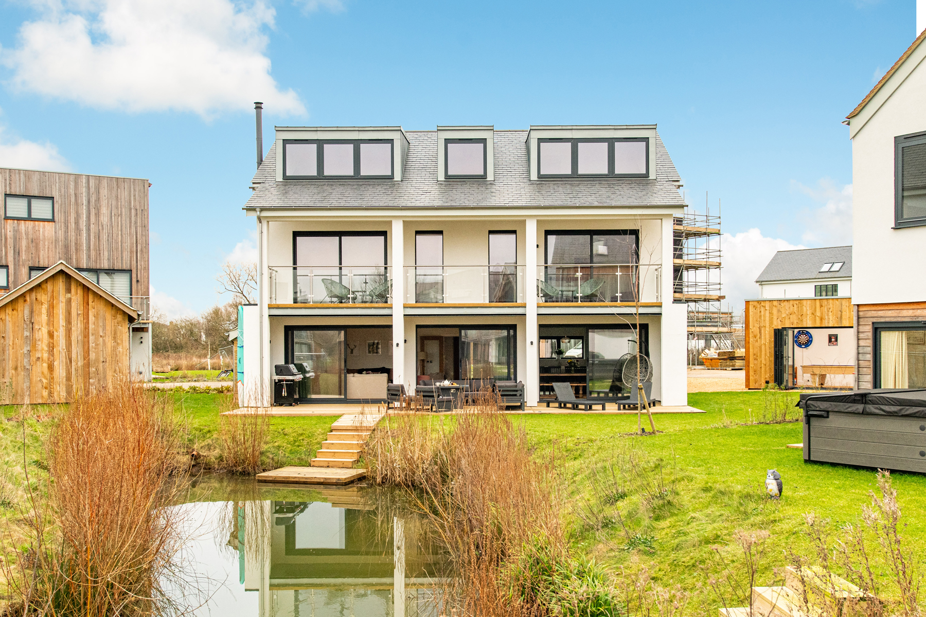 House Thames Cricklade: Luxury 6-Bedroom Villa with Lake Views and Pool, Cricklade