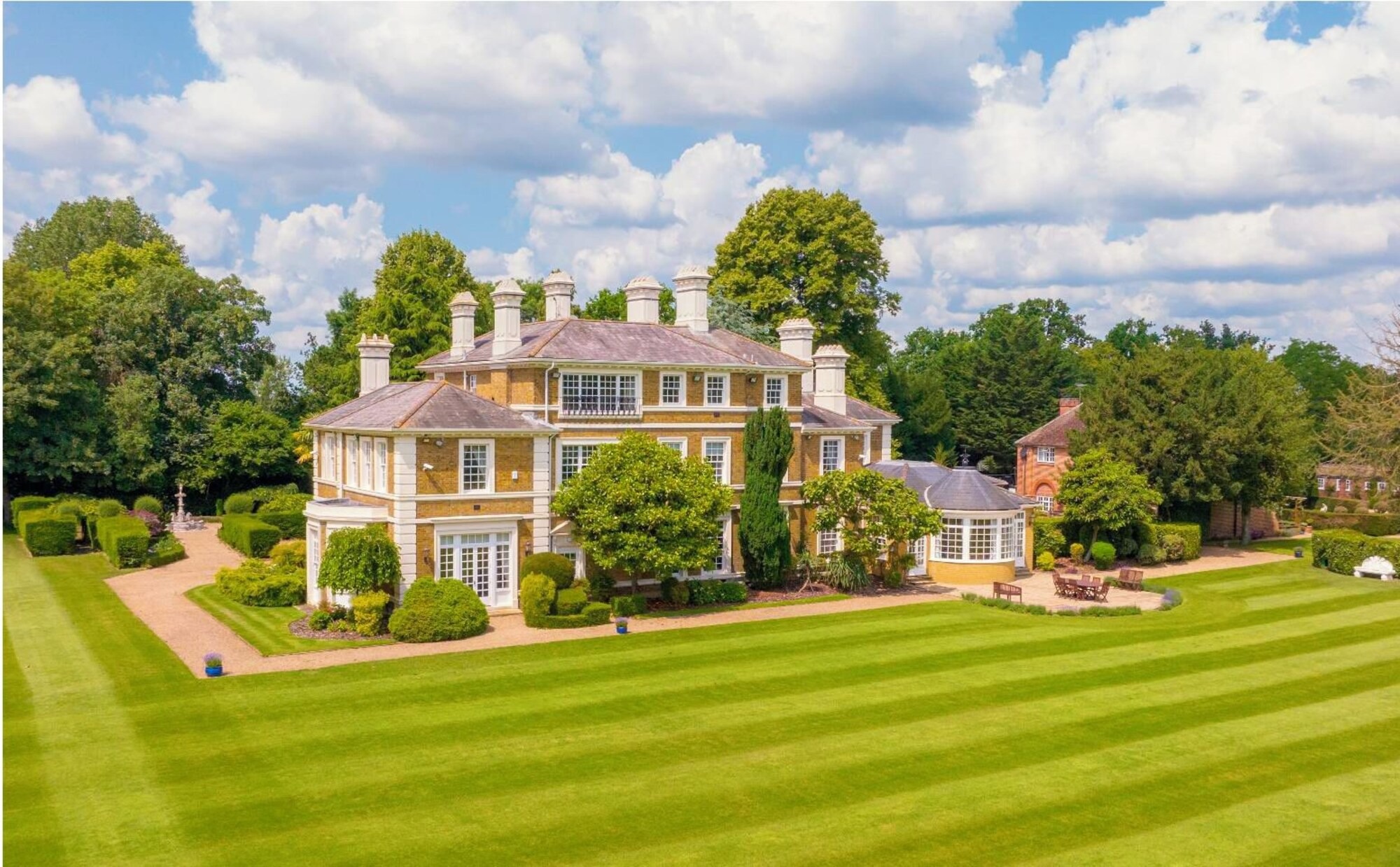 House Thames Windsor: Luxury 6-Bedroom House with Hot Tub and Tennis Court, Windsor
