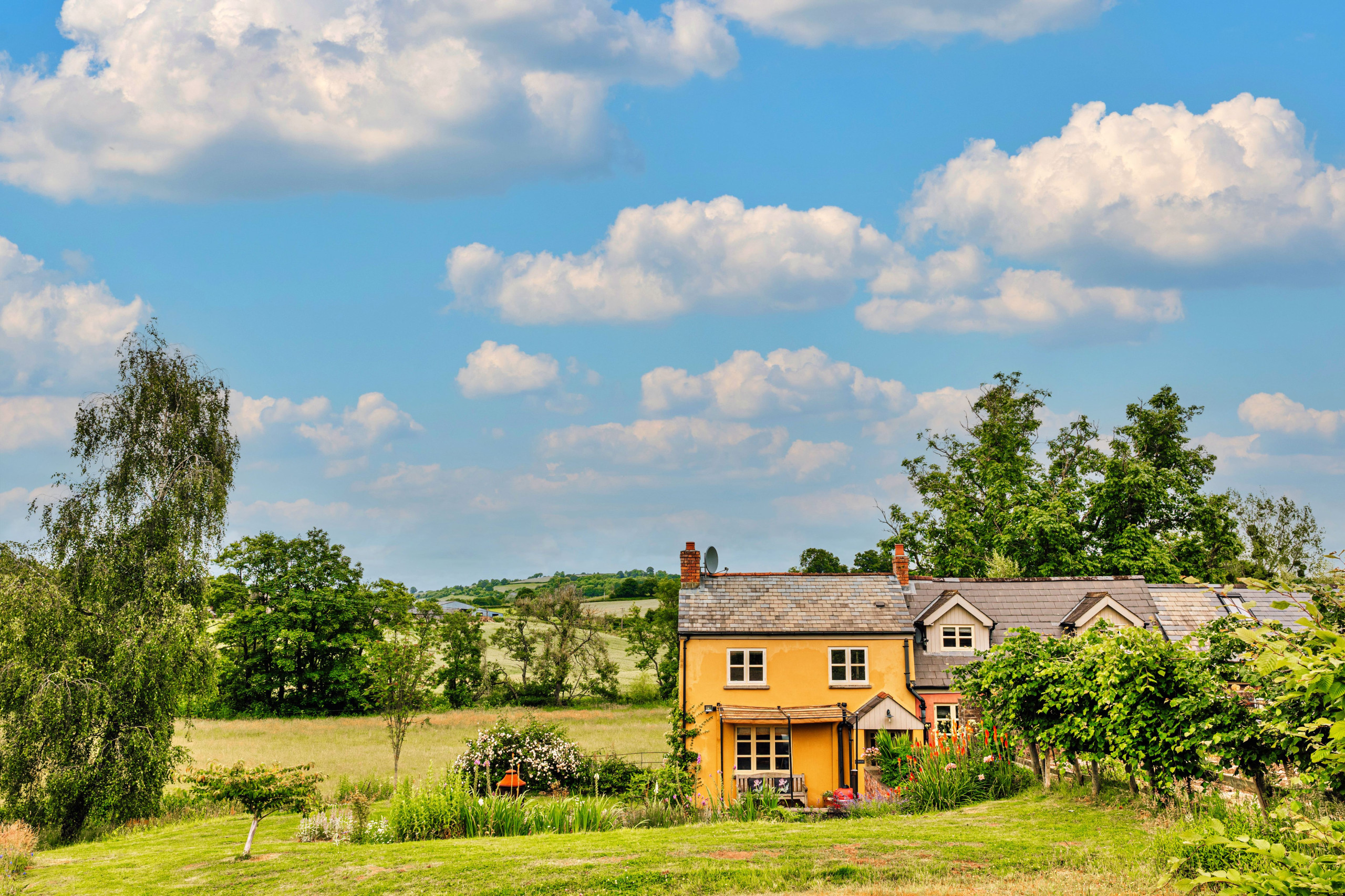 House Trothy Monmouth: Luxury 4-Bedroom Villa with Hot Tub and Natural Grounds, Monmouthshire