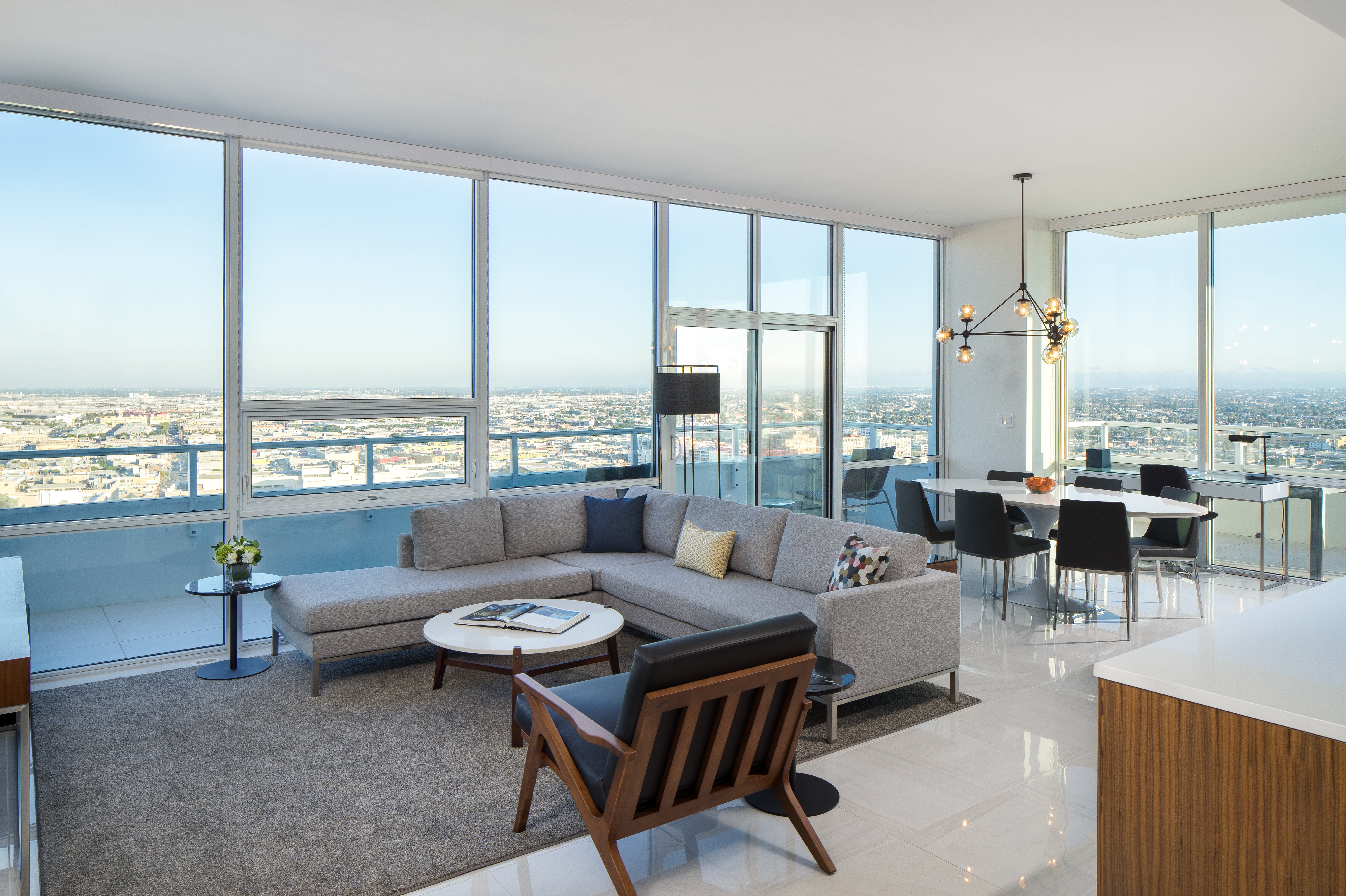 House Tujunga Los Angeles: Contemporary 3-Bedroom Apartment with Pool and Sauna, Downtown LA