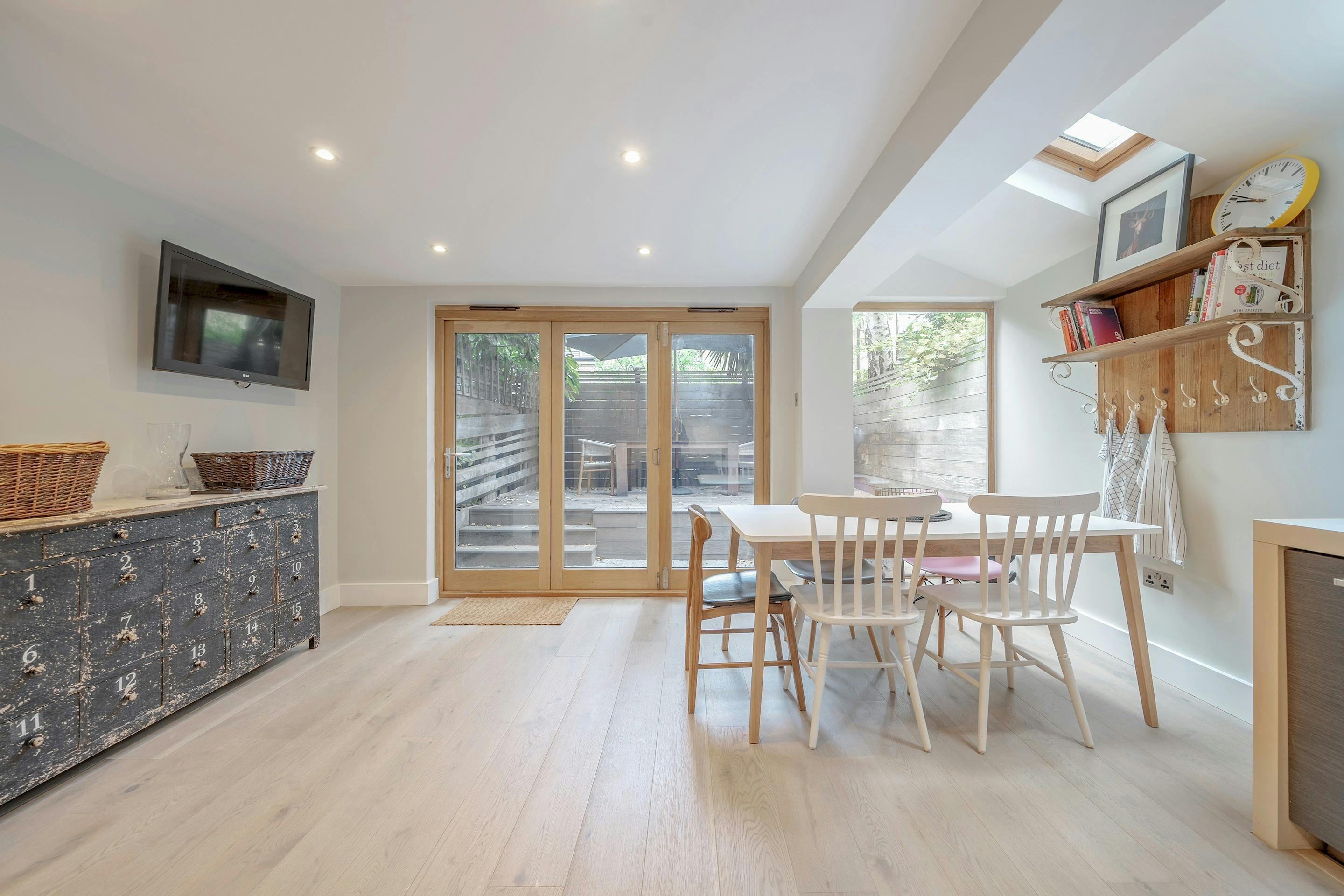 House Vauxhall Marigold: Luxury 3-Bedroom Townhouse with Private Garden, Vauxhall London