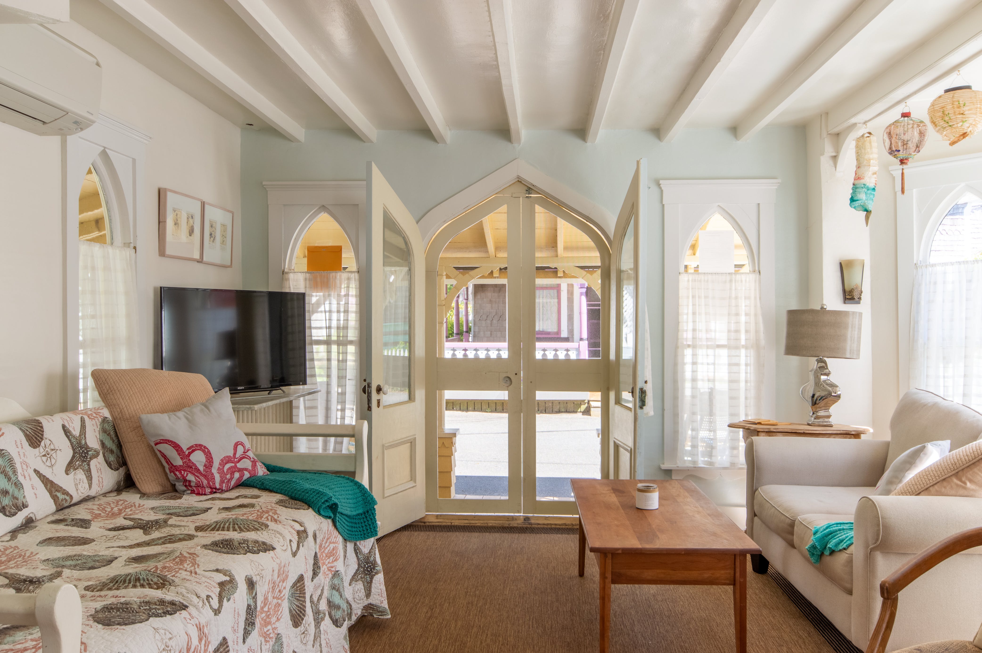 House Wesley Oak Bluffs: Charming 4-Bedroom Apartment with Sea Views, Martha’s Vineyard