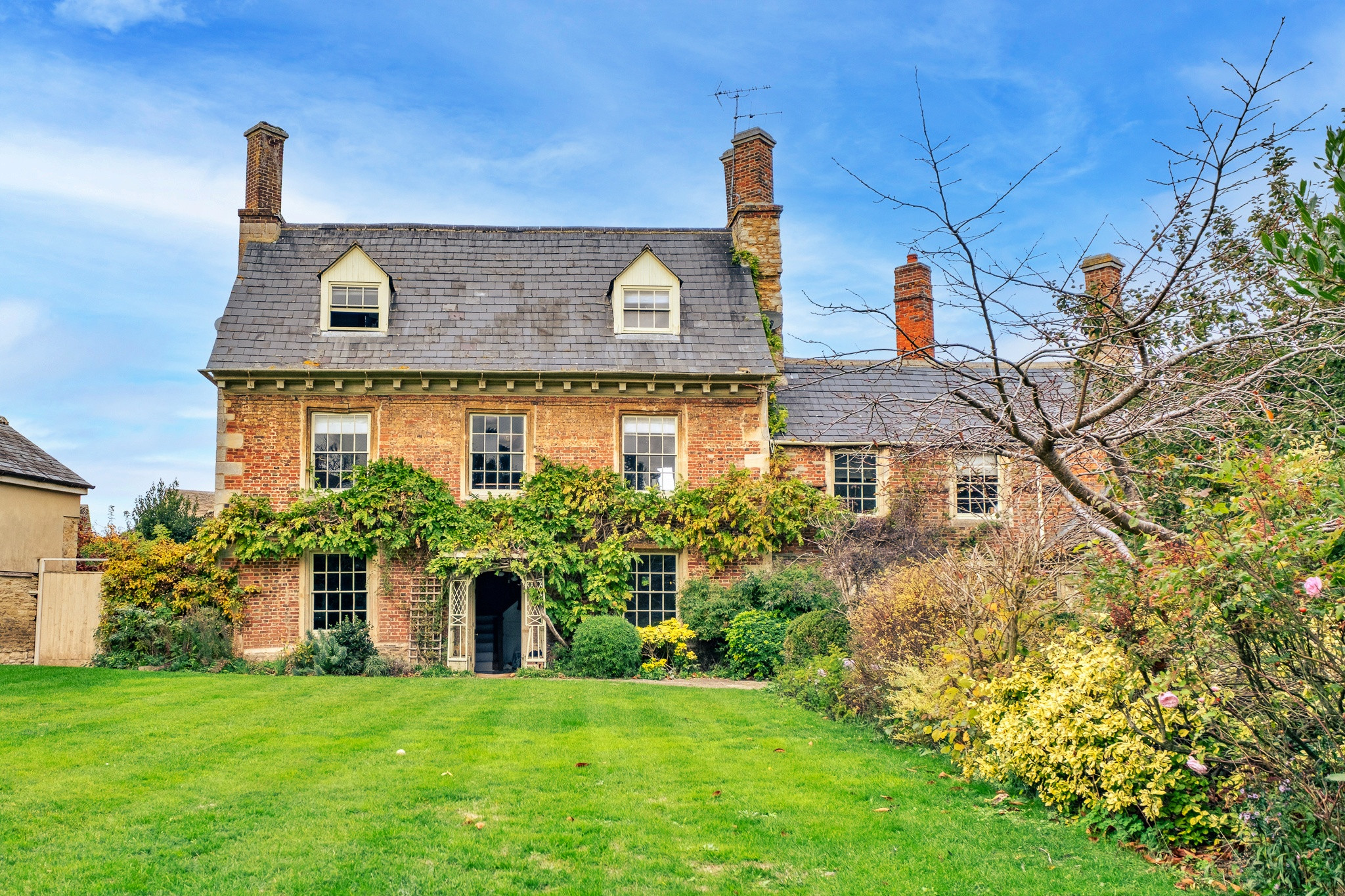 House Windrush Gloucestershire: Charming 6-Bedroom House with Historic Features, Gloucestershire