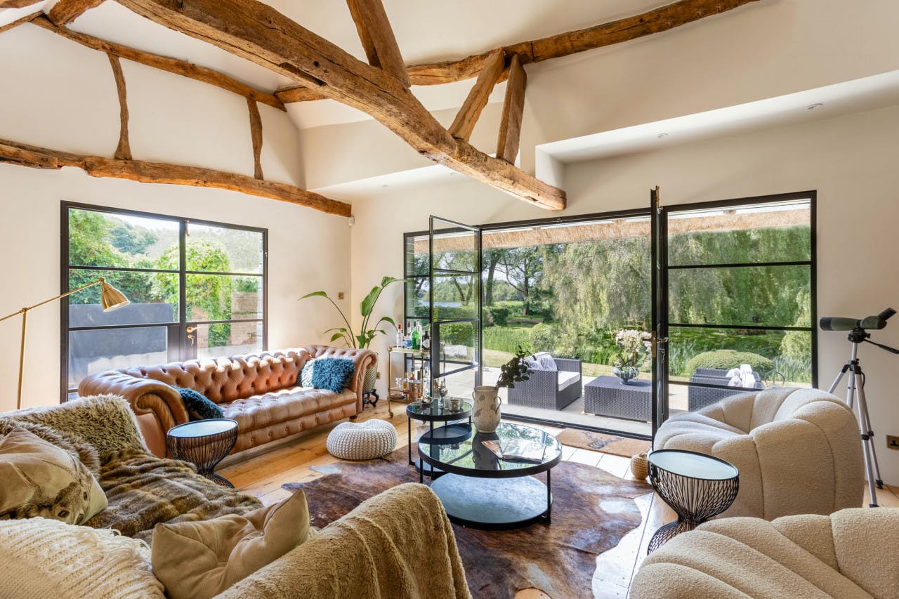 House Windrush Sonning: Luxury 4-Bedroom Villa with Lakeside Views, Reading