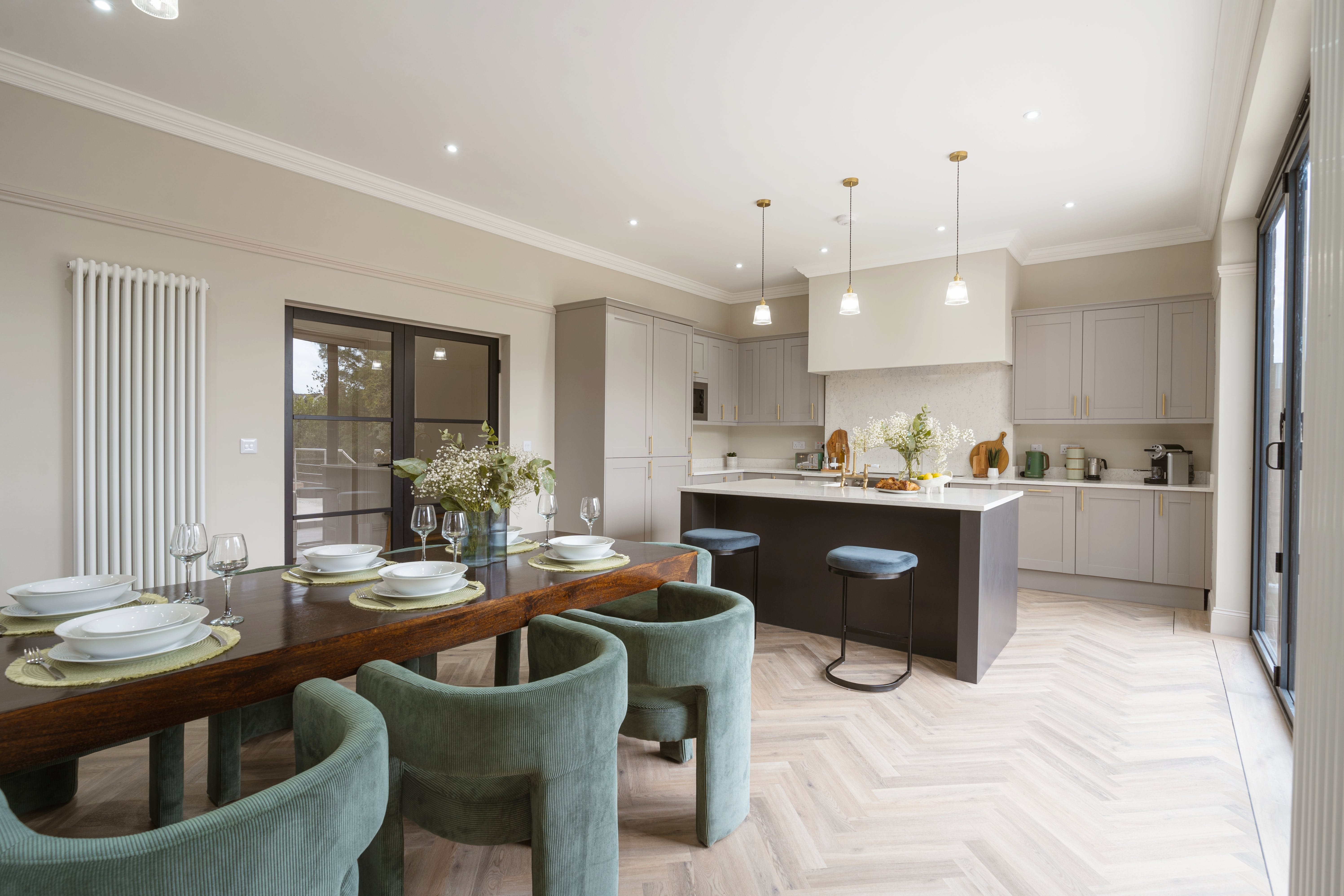 House Wolds Lincoln: Spacious 6-Bedroom Luxury Apartment with Hot Tub, Lincolnshire