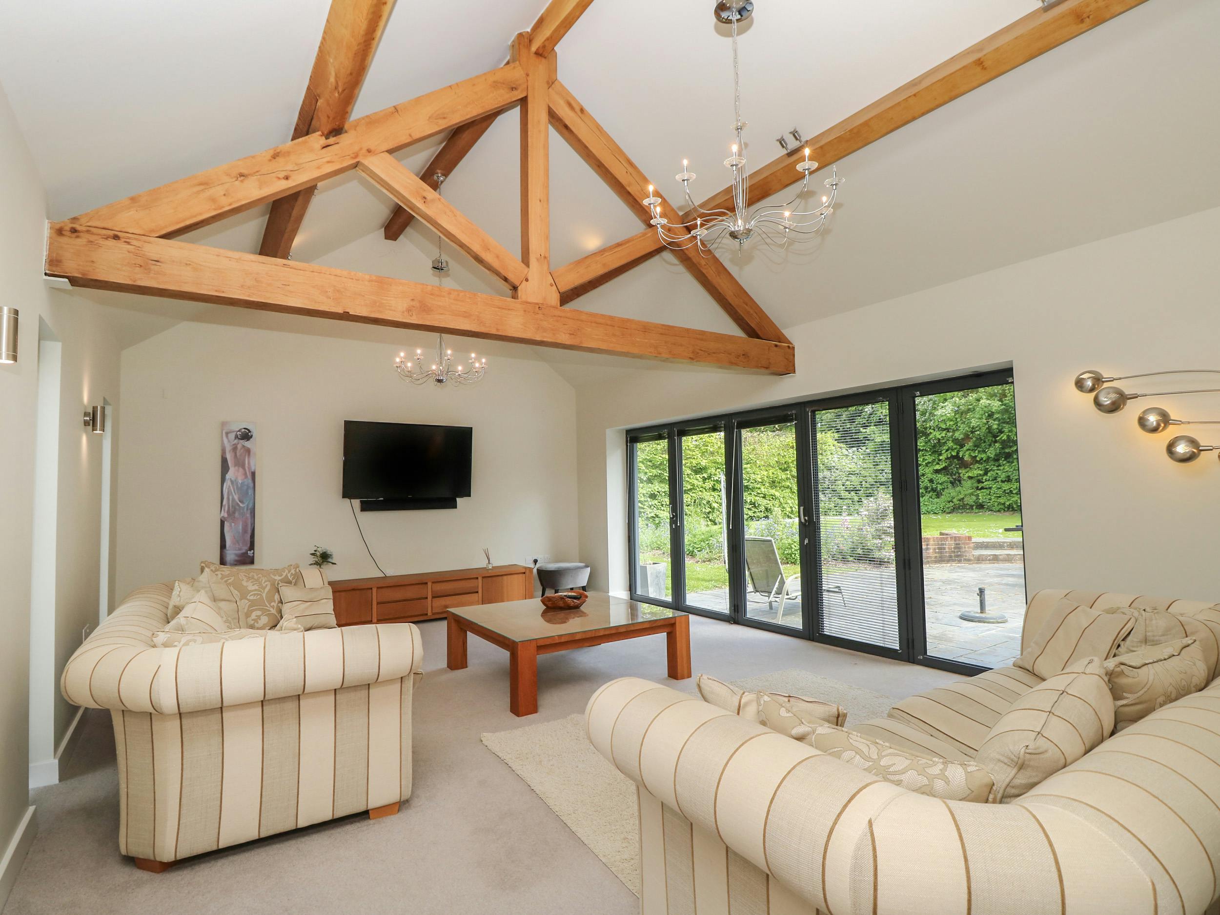 House Woodgreen Hampshire: Charming 3-Bedroom Luxury House with Family-Friendly Features, Hampshire