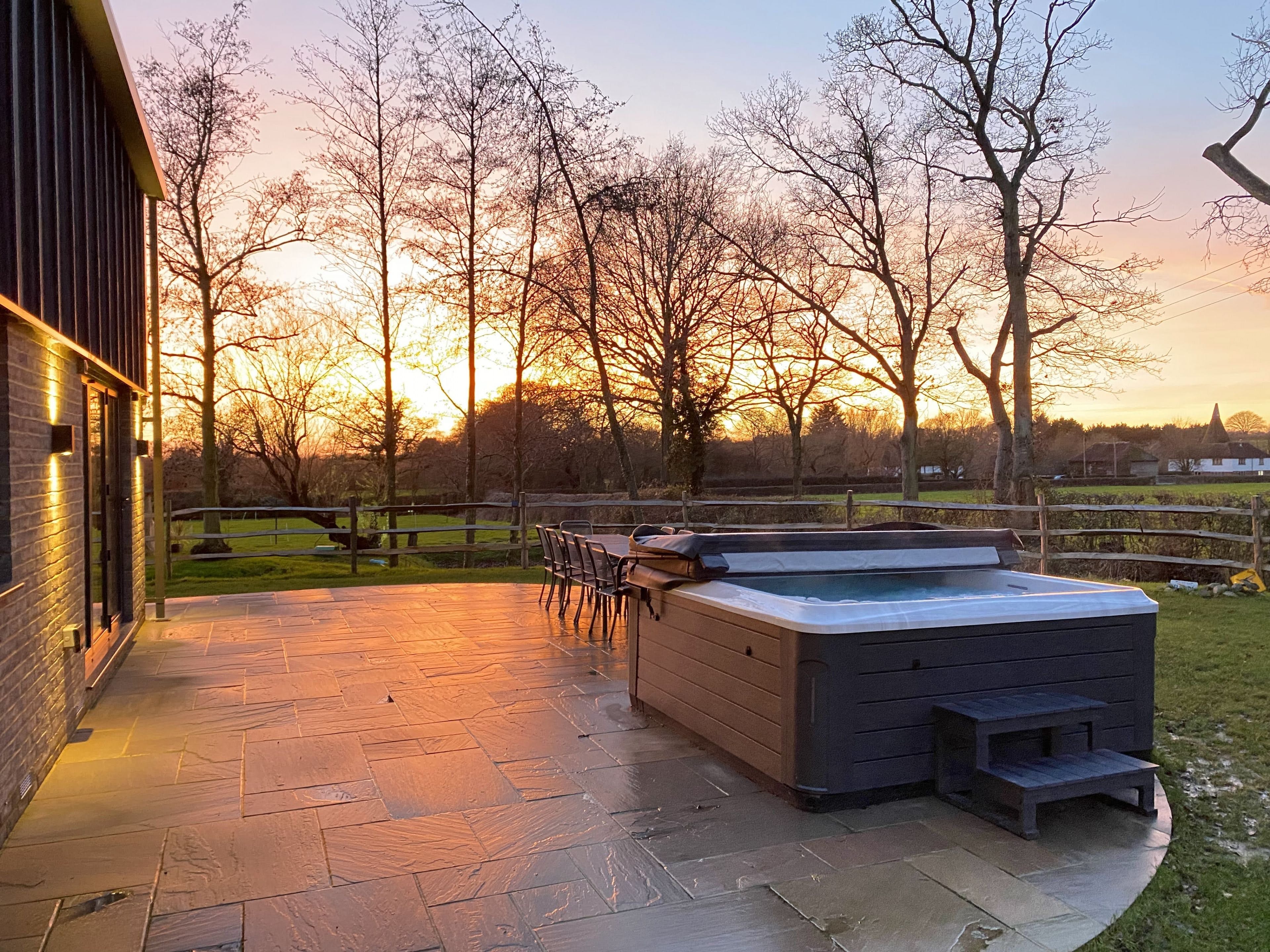 House Wye Kent: Spacious 5-Bedroom Apartment with Hot Tub, Kent Countryside