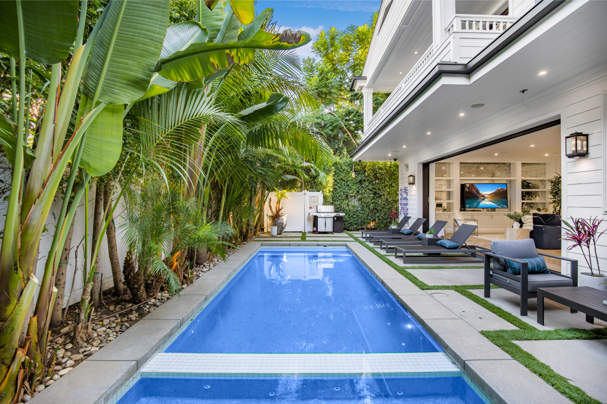 House Yucca Melrose: Luxury 5-Bedroom Villa with Pool and Hot Tub, Los Angeles