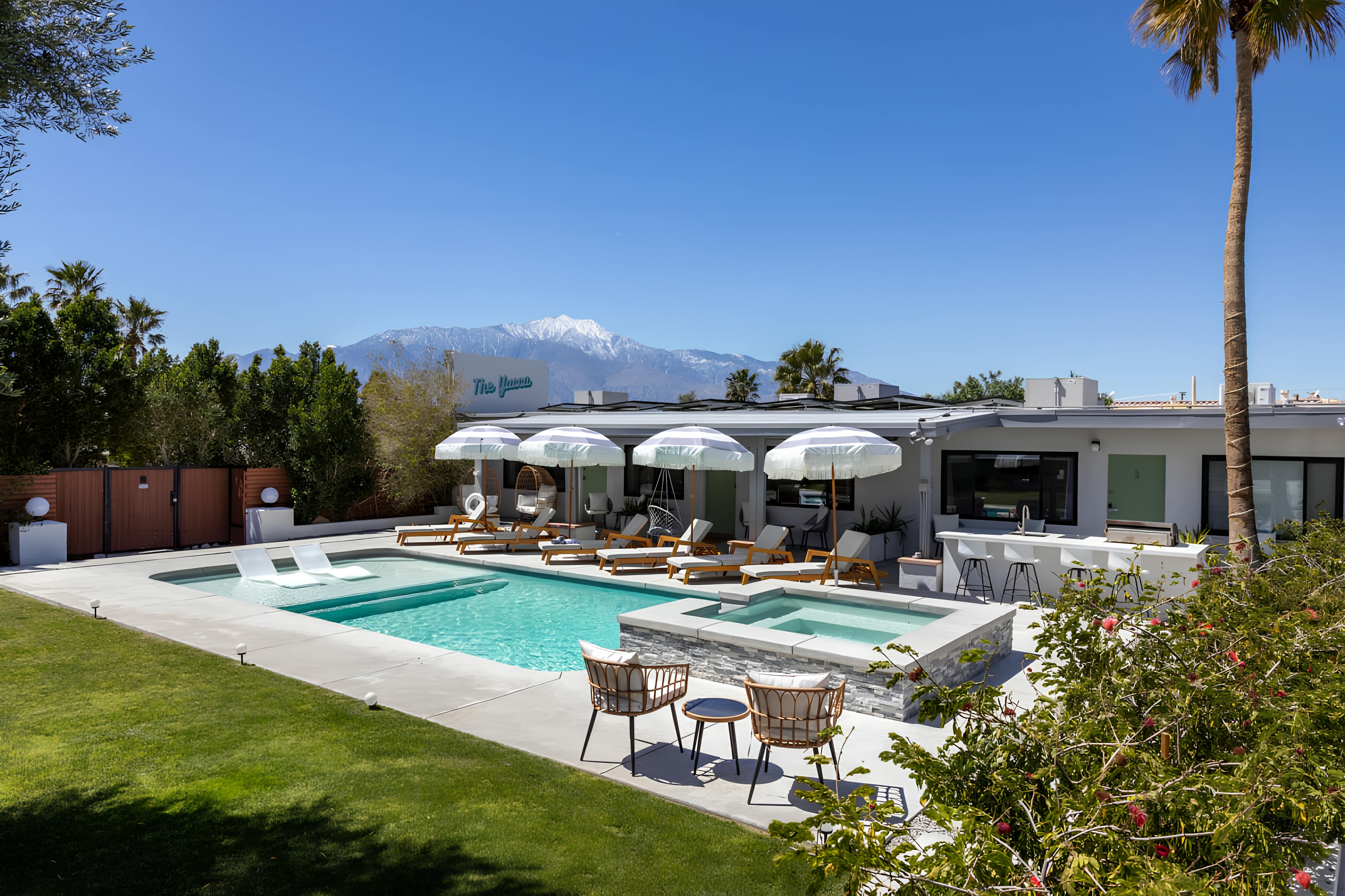 House Yucca Springs: Spacious 8-Bedroom Luxury House with Pool and Hot Tub, Desert Hot Springs