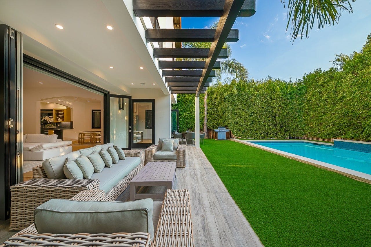 House Yucca WeHo: Elegant 5-Bedroom Luxury Apartment with Pool, West Hollywood