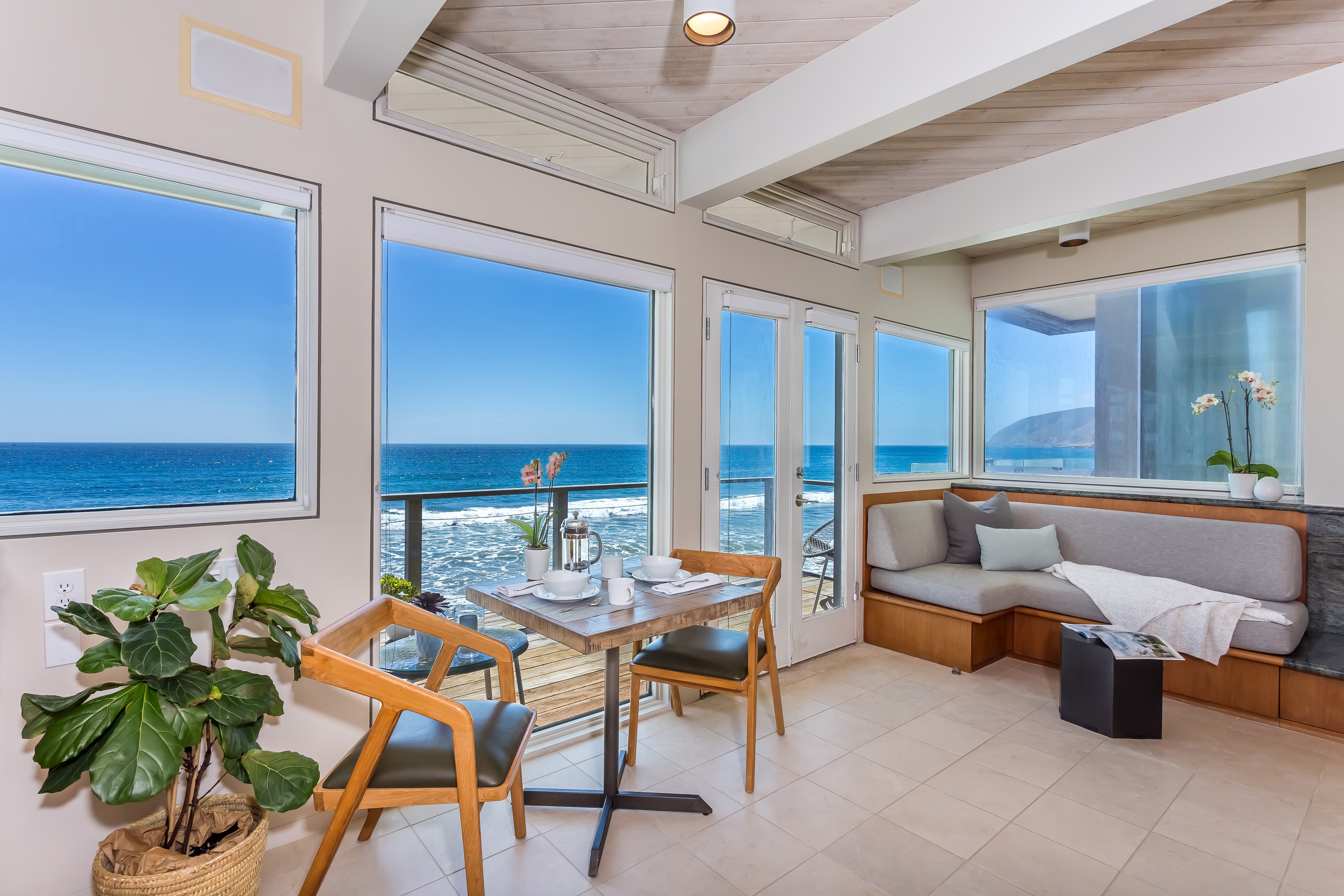 House Zuma Malibu Malibu 6: Luxury 1-Bedroom Beachfront Apartment, Malibu